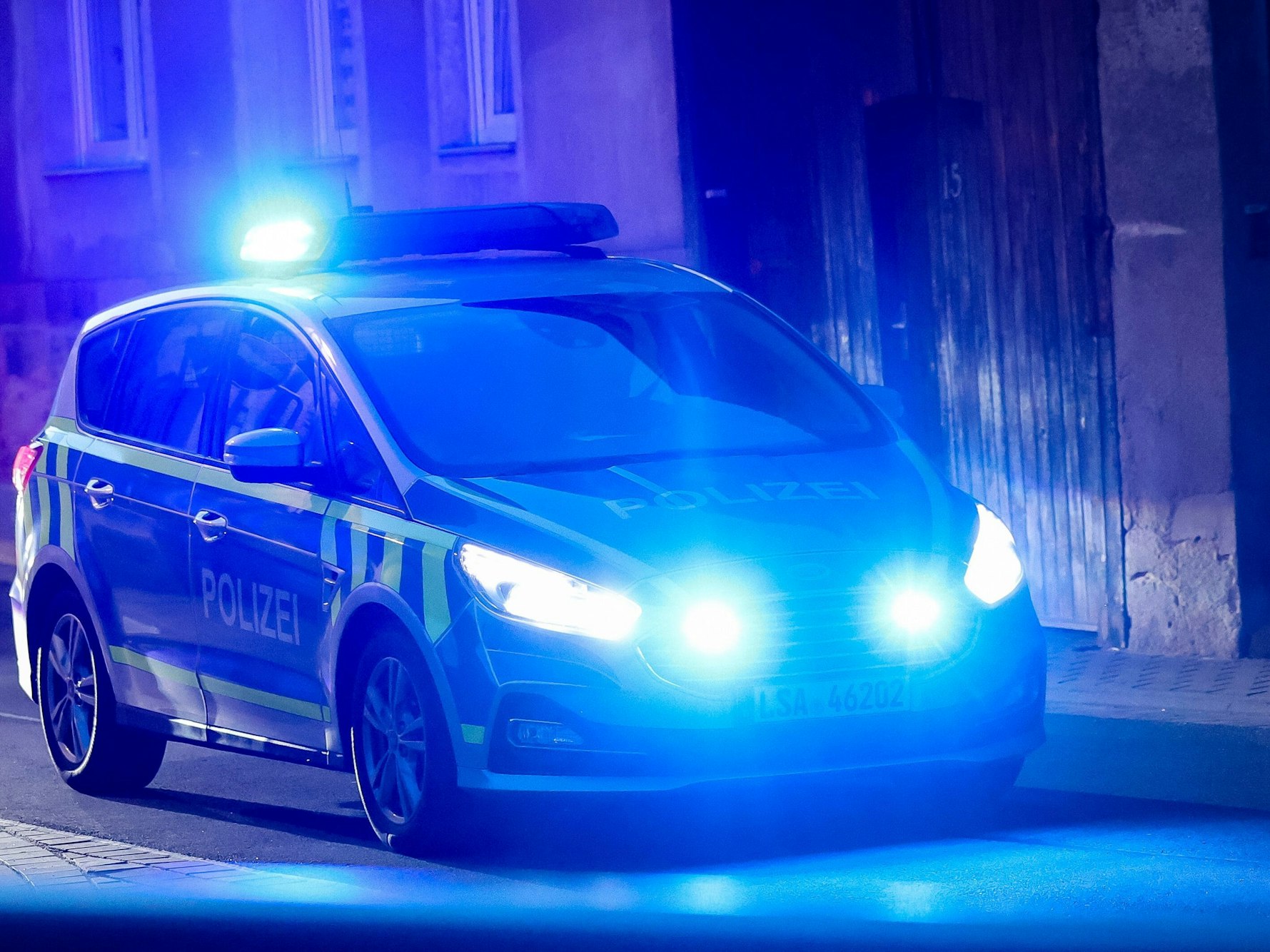 Ein Fahrzeug der Polizei fährt mit Blaulicht durch eine Straße. In Krefeld kam es am Samstagabend (28. Juni 2025) zu einem Polizeieinsatz.