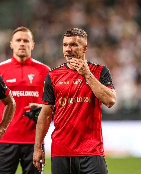 Die beiden ehemaligen FC-Profis Pawel Olkowski (l.) und Lukas Podolski werden auch in der kommenden Saison weiter gemeinsam bei Gornik Zabrze spielen.