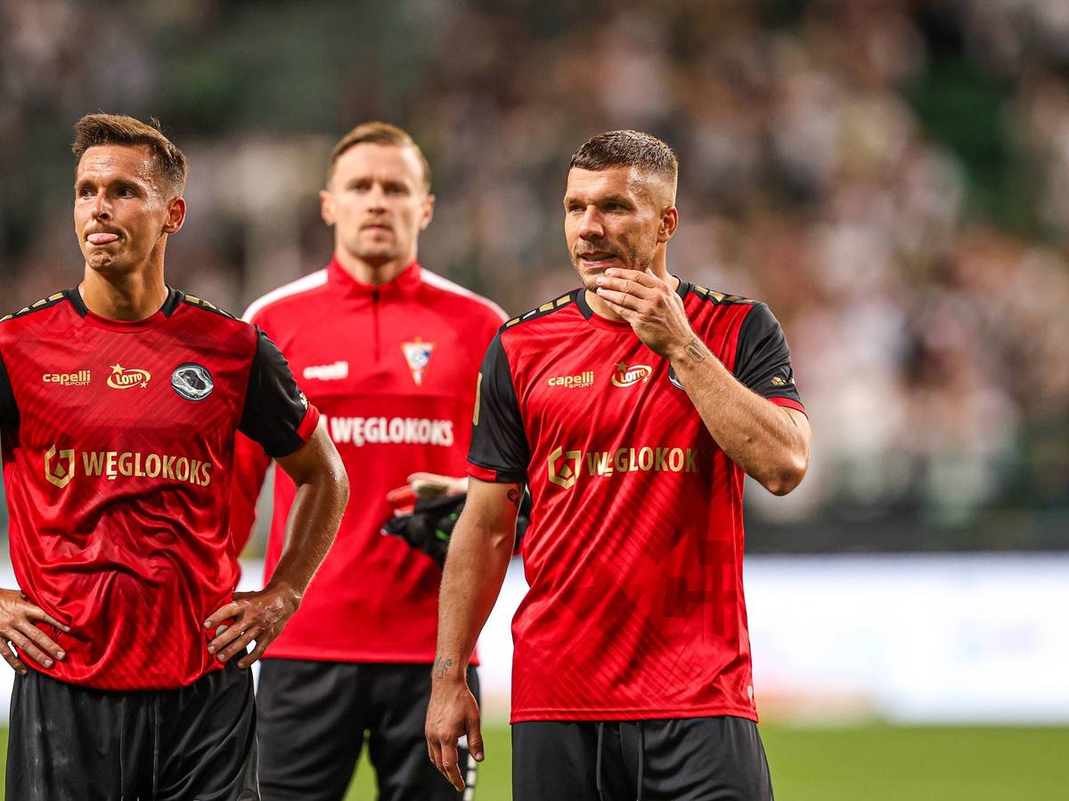 Die beiden ehemaligen FC-Profis Pawel Olkowski (l.) und Lukas Podolski werden auch in der kommenden Saison weiter gemeinsam bei Gornik Zabrze spielen.