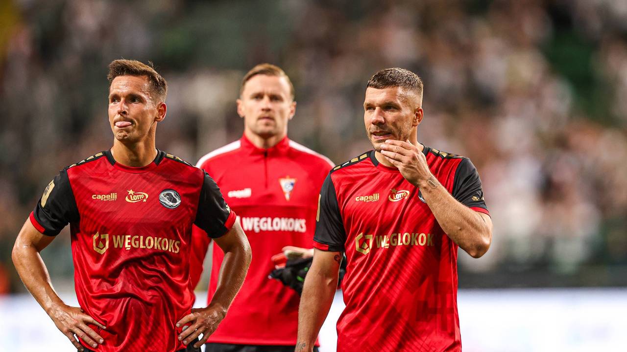 Die beiden ehemaligen FC-Profis Pawel Olkowski (l.) und Lukas Podolski werden auch in der kommenden Saison weiter gemeinsam bei Gornik Zabrze spielen.