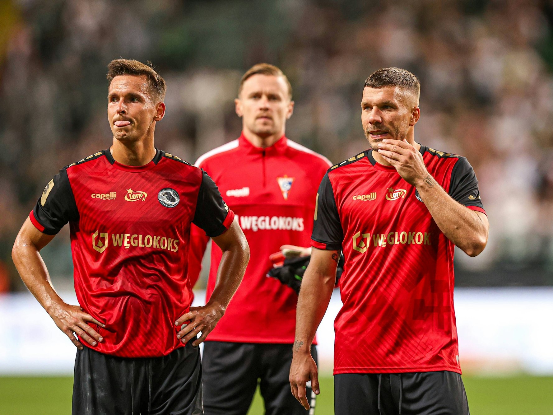 Die beiden ehemaligen FC-Profis Pawel Olkowski (l.) und Lukas Podolski werden auch in der kommenden Saison weiter gemeinsam bei Gornik Zabrze spielen.