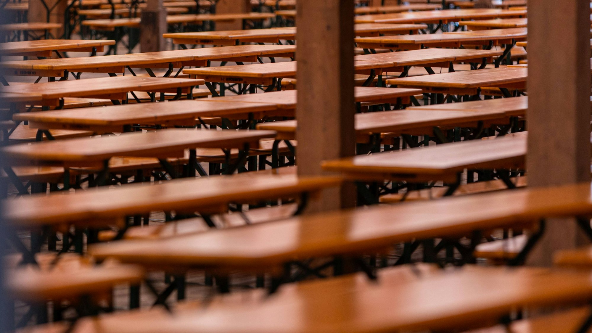 Bierbänke in einem Festzelt (Symbolfoto)