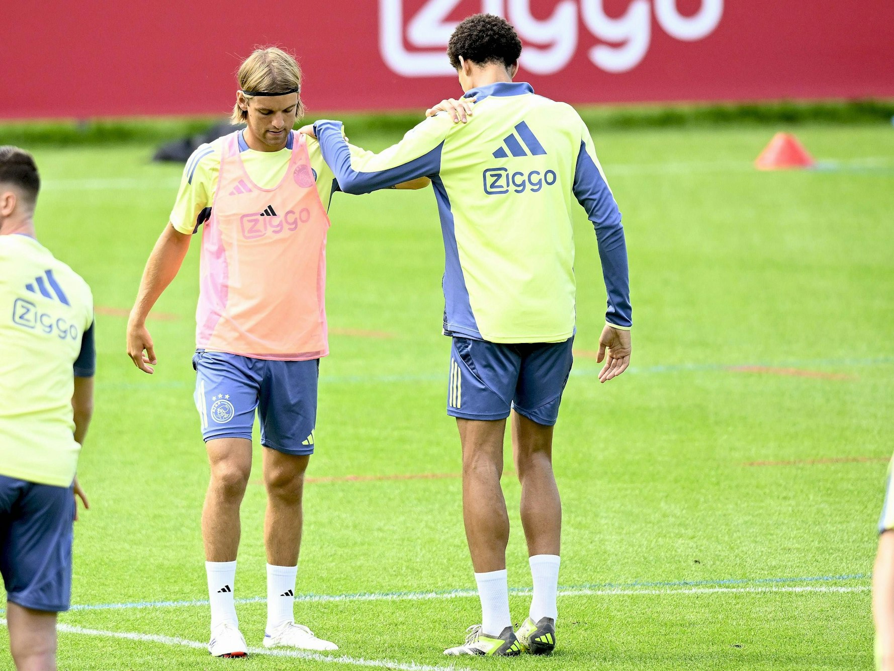 Borna Sosa mit Aaron Bouwman beim Training von Ajax Amsterdam.