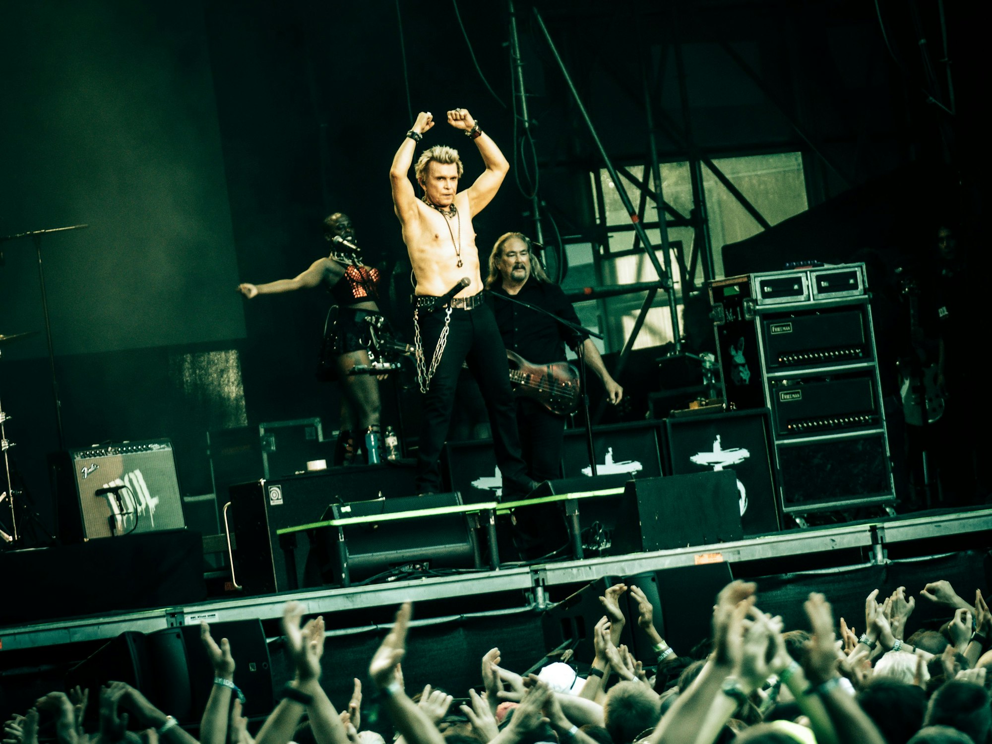 Billy Idol steht oben ohne auf der Bühne.