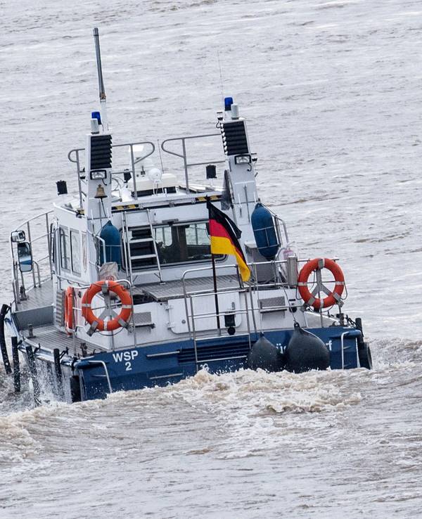 Ein Schiff der Wasserschutzpolizei fährt auf dem Rhein.