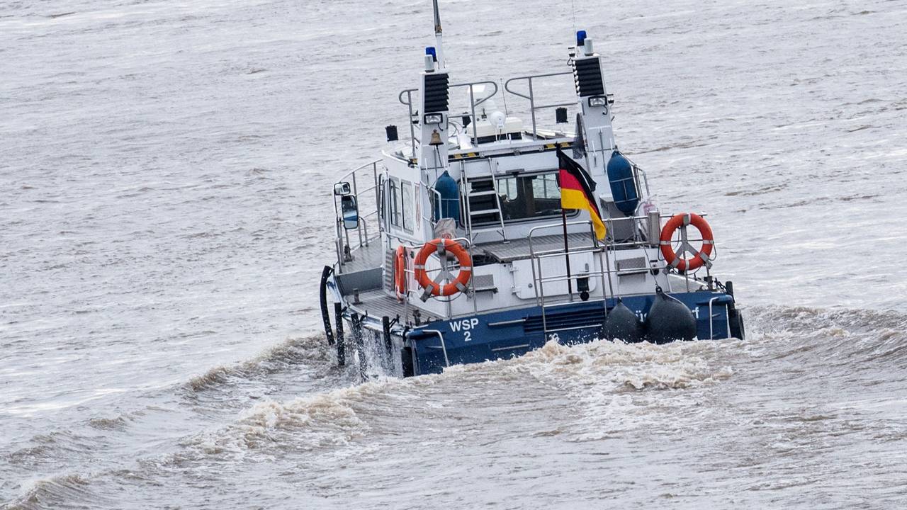 Ein Schiff der Wasserschutzpolizei fährt auf dem Rhein.