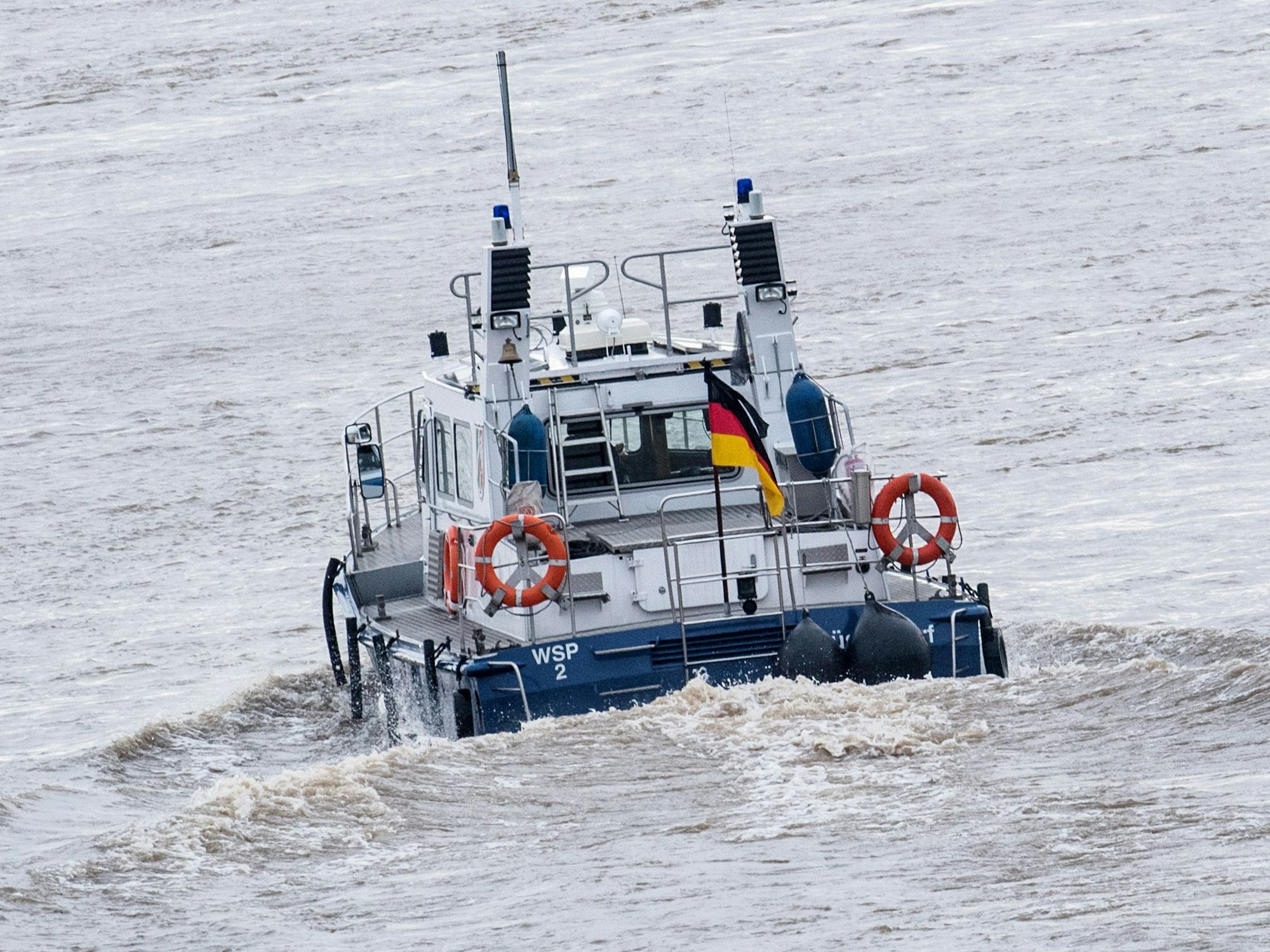 Ein Schiff der Wasserschutzpolizei fährt auf dem Rhein.