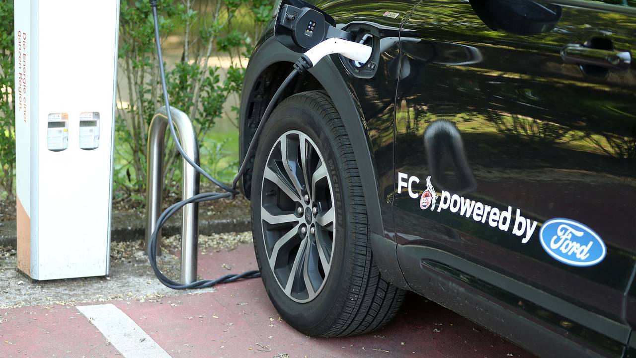 1. FC Köln, von links: Elektrofahrzeug (1. FC Köln) an einer Ladesäule auf dem Parkplatz am Geißbockheim, 10.06.2021, Bild: Herbert Bucco