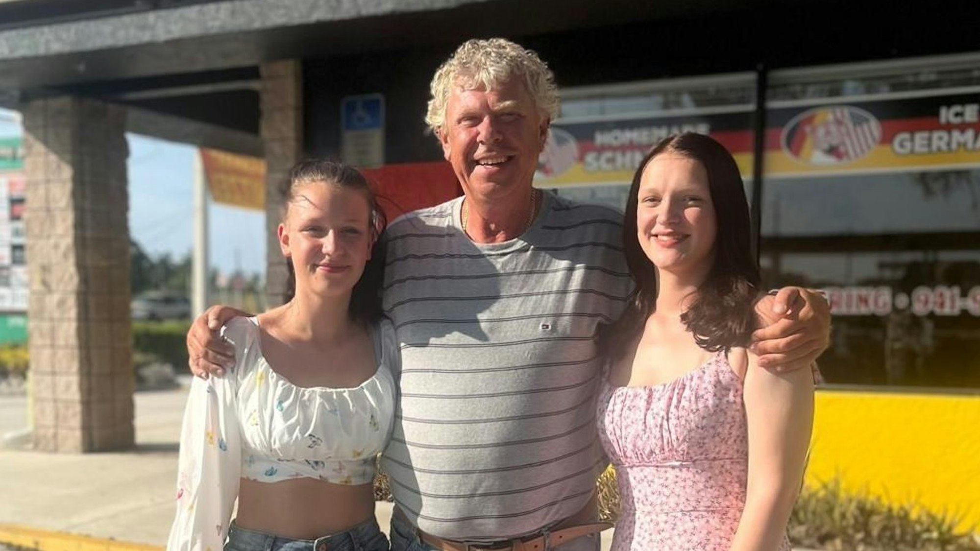 Maik Bischoff mit seinen Töchtern Leah (links) und Xenia vor seinem Schnitzel-Restaurant: Auswanderer plagen Selbstzweifel. (Bild: RTL / 99pro media)