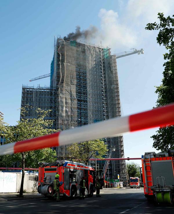Schwarzer Rauch breitet sich über der Hochhaus-Baustelle in Berlin aus.