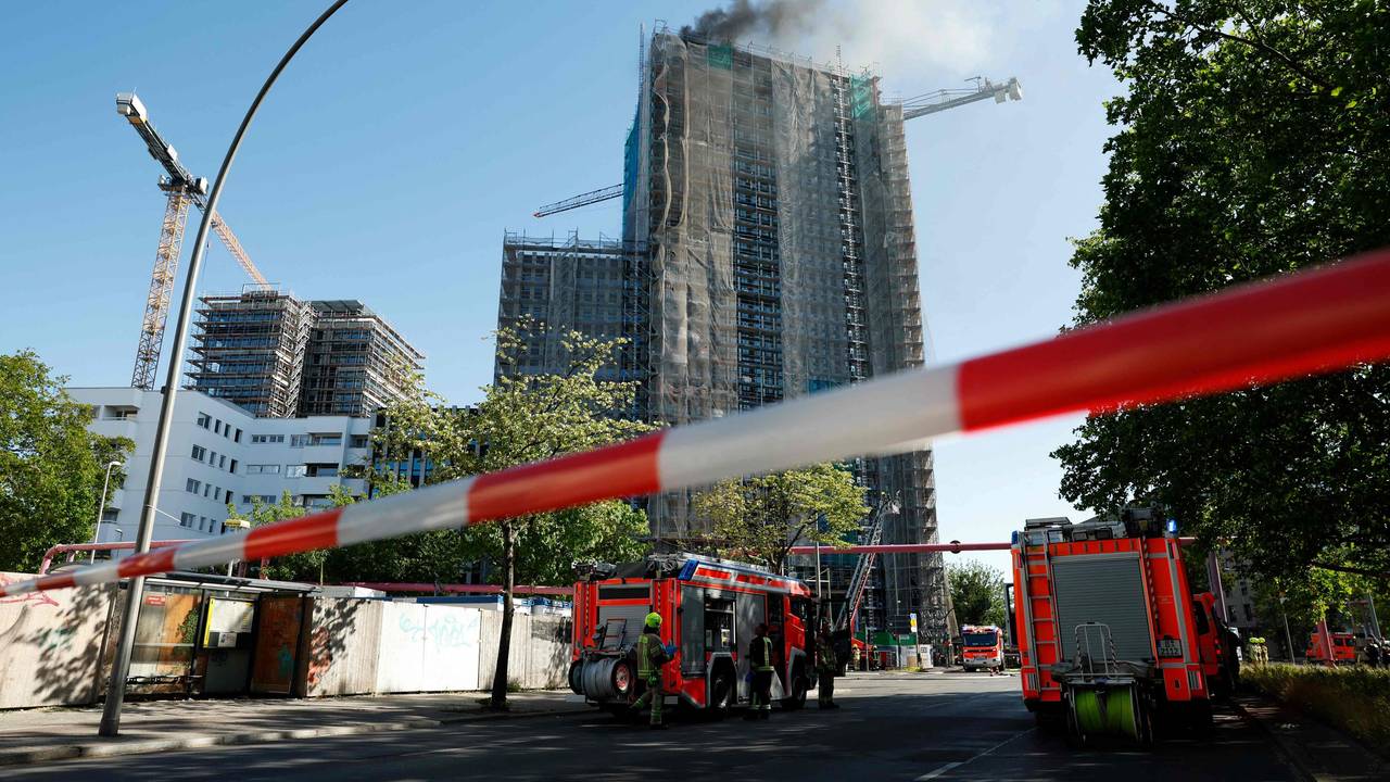Schwarzer Rauch breitet sich über der Hochhaus-Baustelle in Berlin aus.