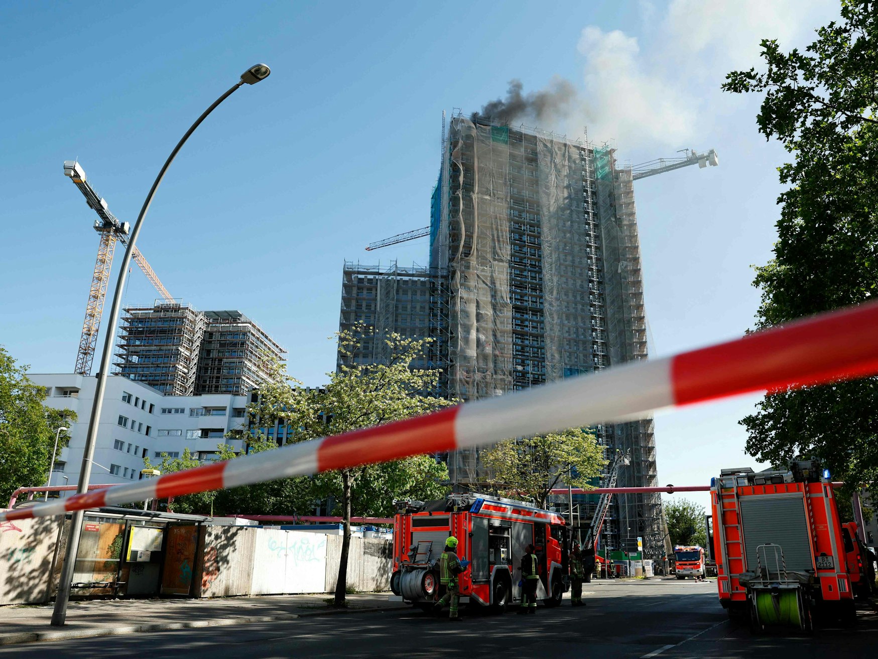 Schwarzer Rauch breitet sich über der Hochhaus-Baustelle in Berlin aus.
