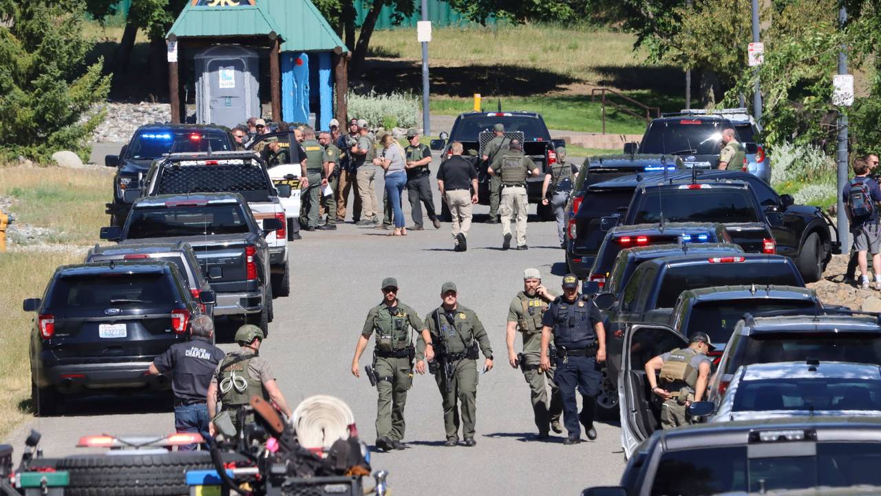 Polizeibeamte und Rettungskräfte im Cherry Hill Park an der 15th Street im Einsatz. Bei Schüssen auf Feuerwehrleute während eines Buschbrandeinsatzes im US-Bundesstaat Idaho sind Menschen getötet worden.