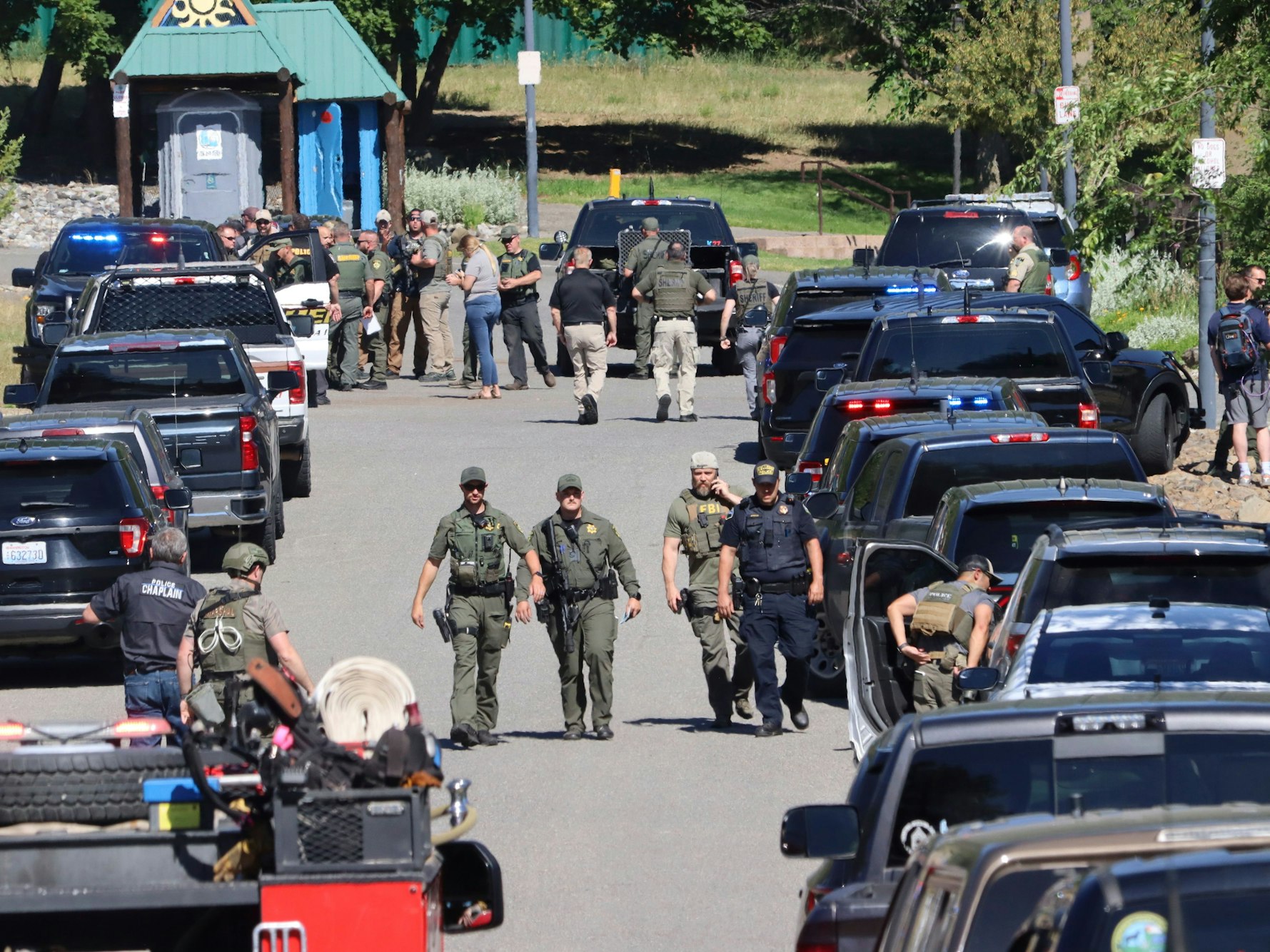 Polizeibeamte und Rettungskräfte im Cherry Hill Park an der 15th Street im Einsatz. Bei Schüssen auf Feuerwehrleute während eines Buschbrandeinsatzes im US-Bundesstaat Idaho sind Menschen getötet worden.