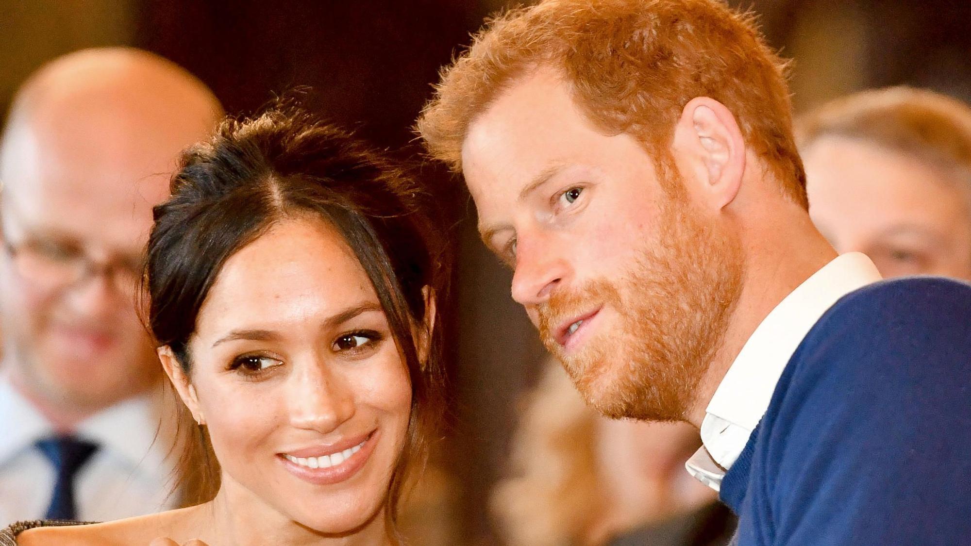Prinz Harry und seine Frau Meghan reden.