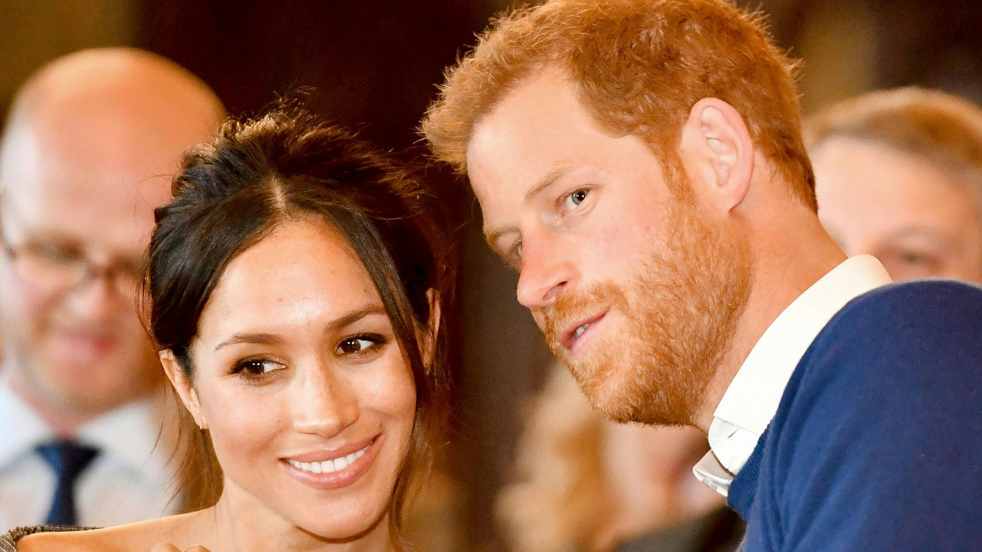 Prinz Harry und seine Frau Meghan reden.