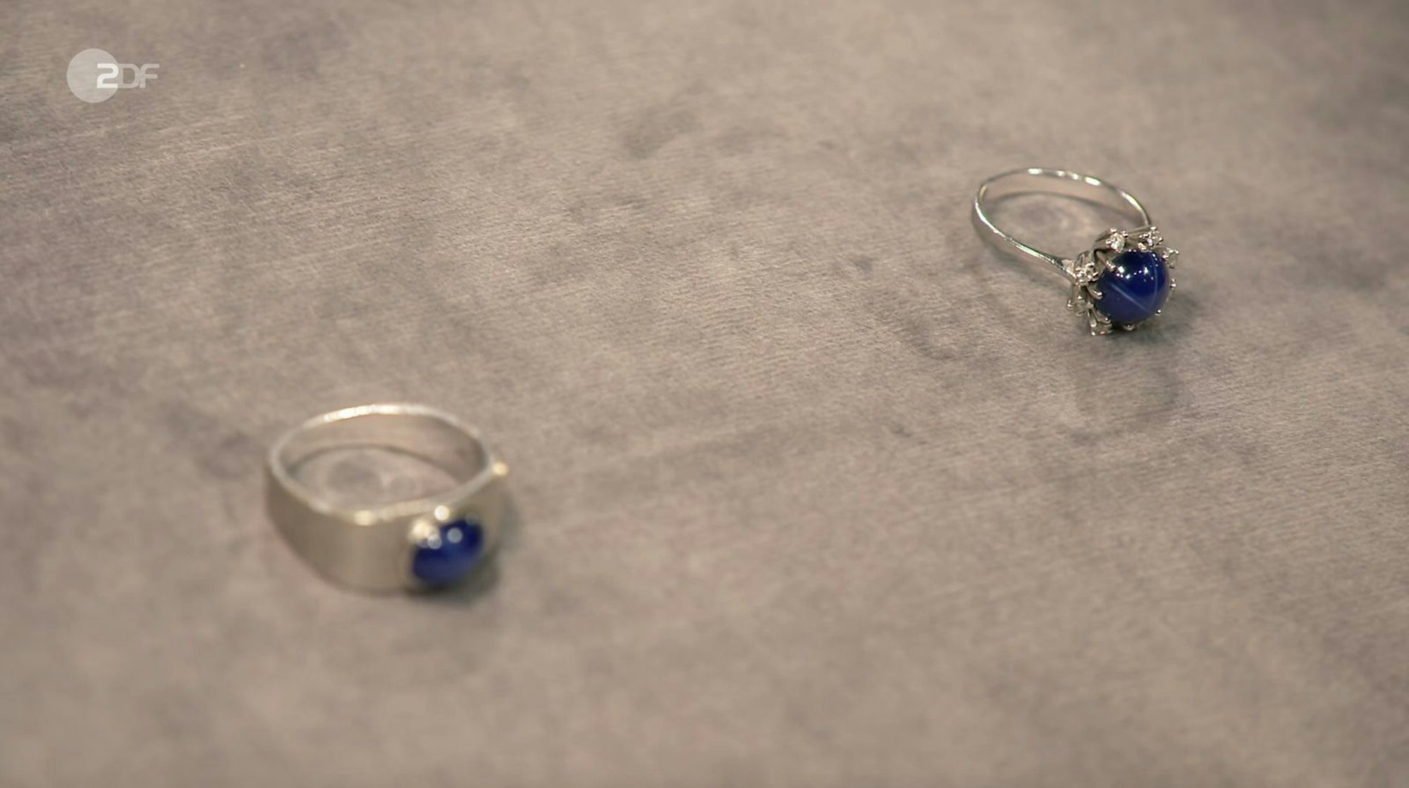 Die Partnerschaftsringe aus 585er Weißgold mit jeweils blauem Korund (synthetisch) wurden von Heide Rezepa-Zabel als typisch für die 1970er Jahre datiert. (Bild: ZDF)