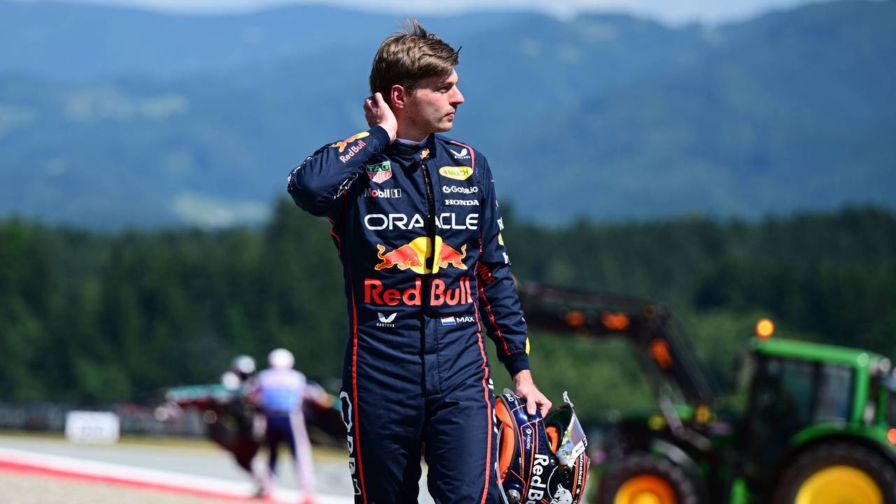 Max Verstappen verlässt nach seinem Crash die Strecke.