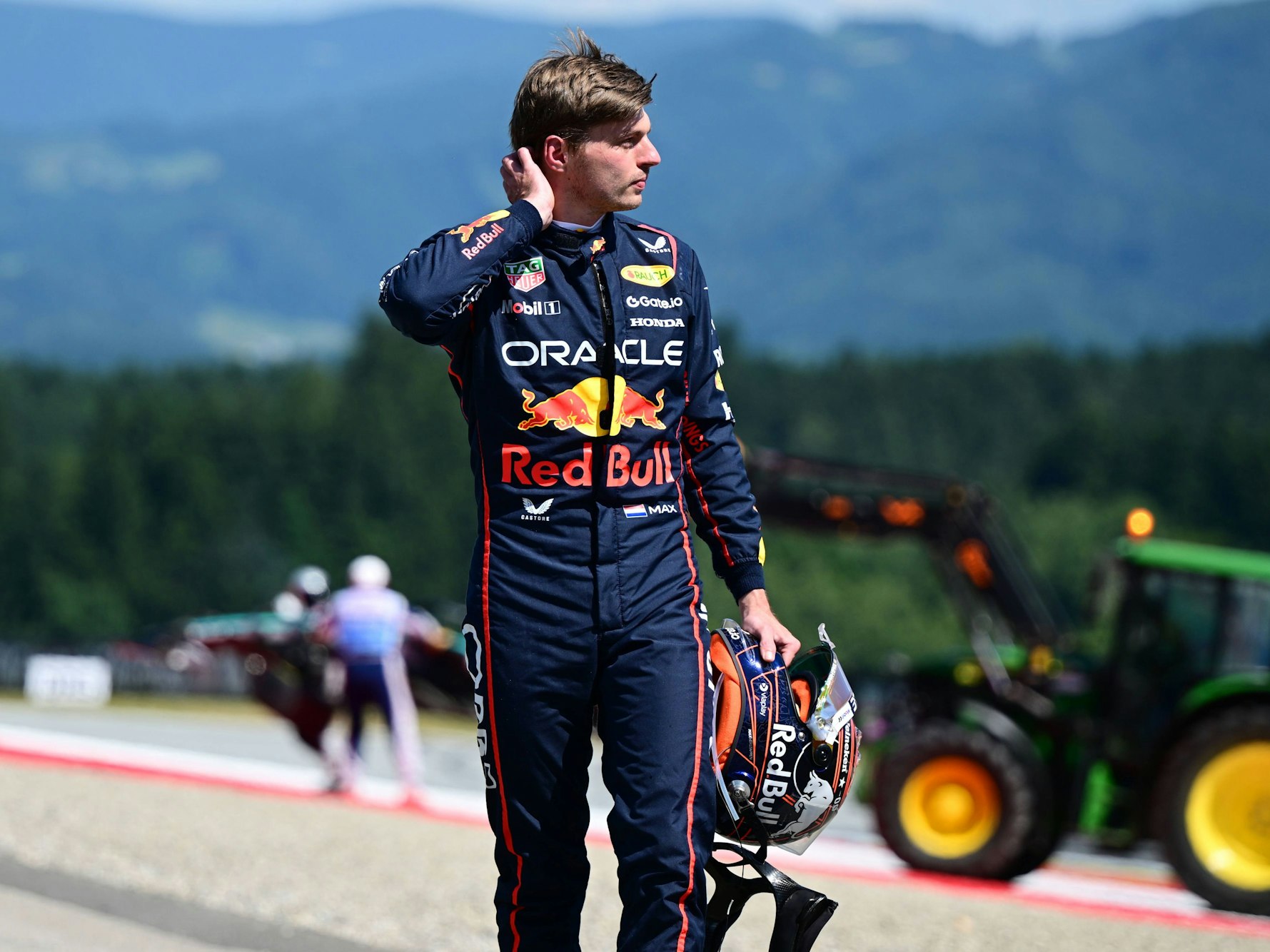 Max Verstappen verlässt nach seinem Crash die Strecke.