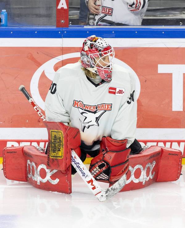 Niklas Lunemann wärmt sich im Trikot der Kölner Haie auf dem Eis auf.