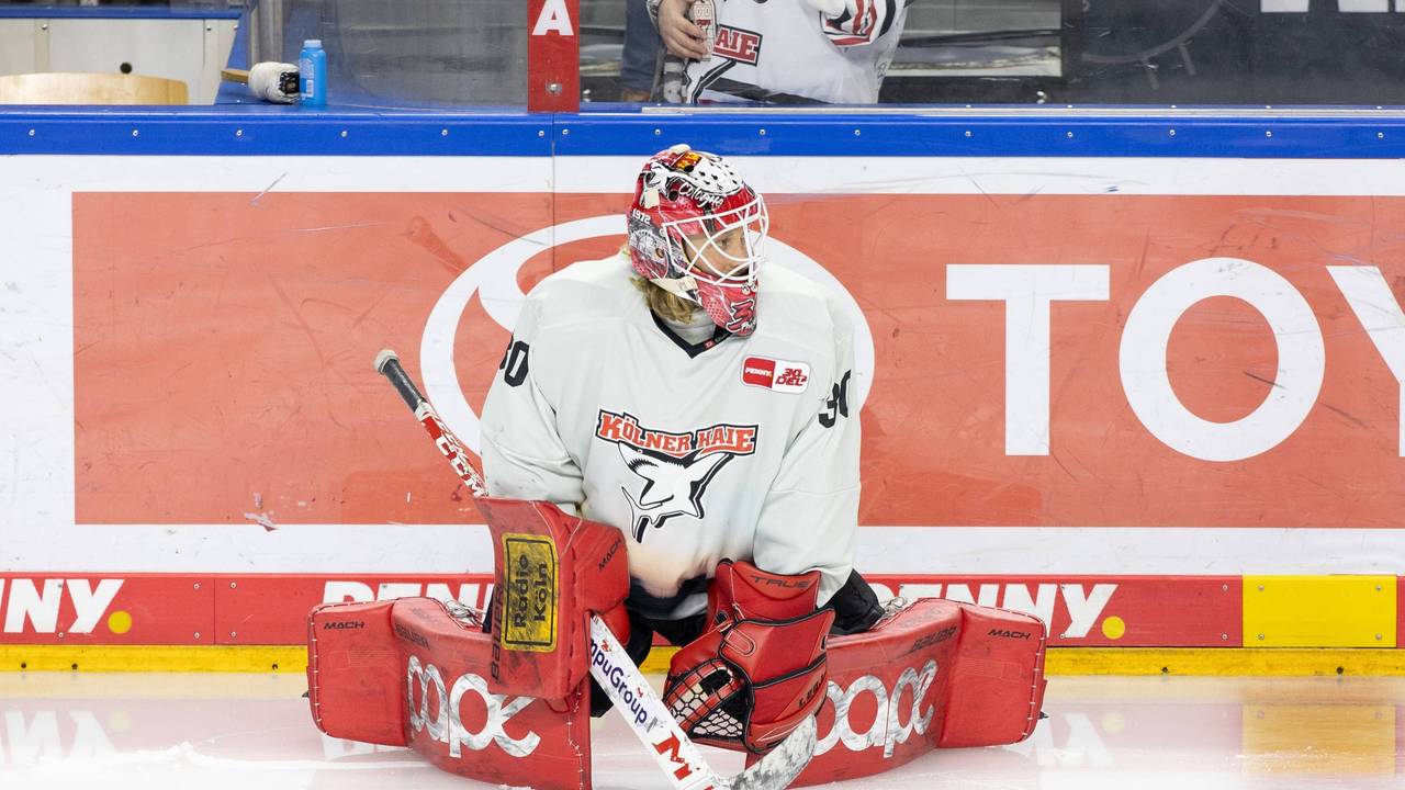 Niklas Lunemann wärmt sich im Trikot der Kölner Haie auf dem Eis auf.