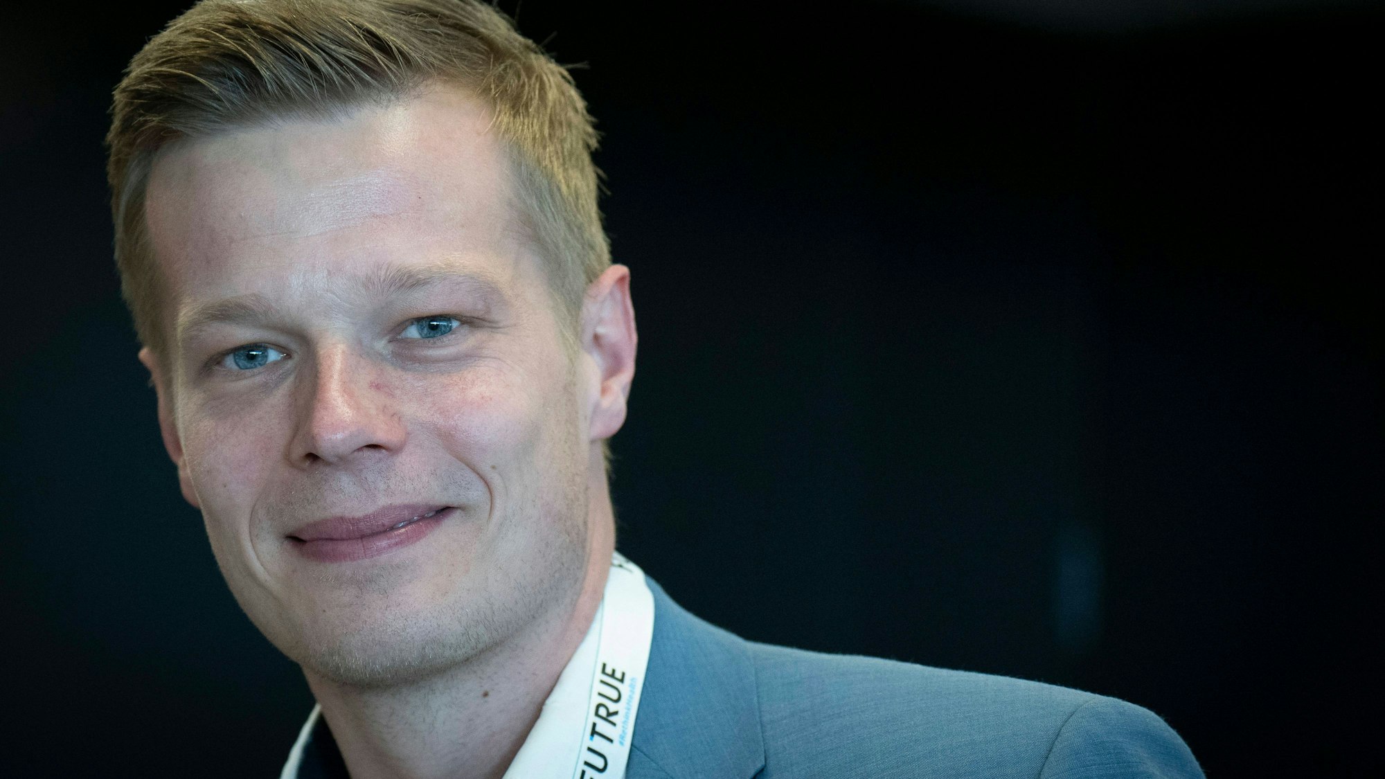 Manuel Ostermann lächelt in die Kamera.