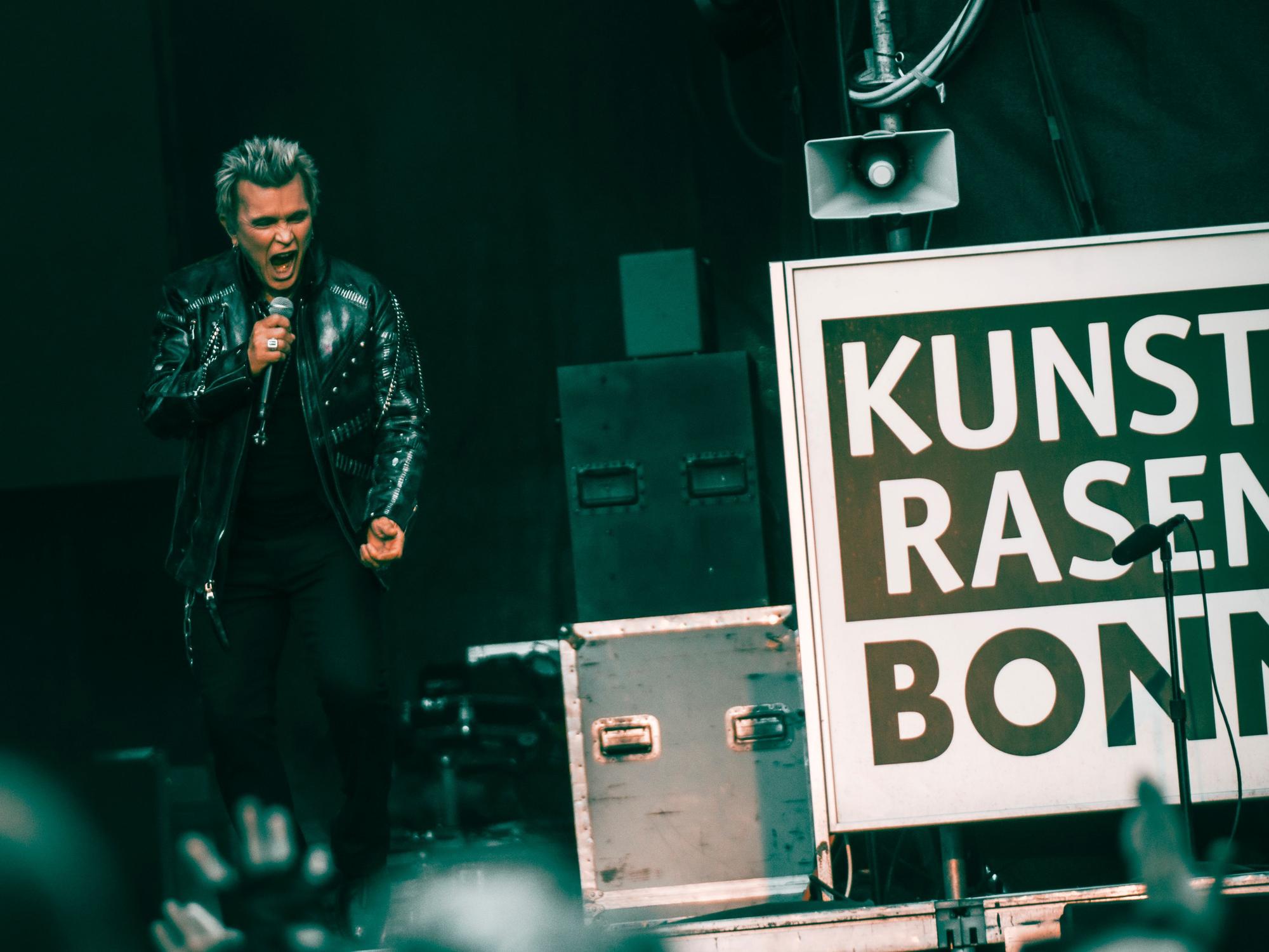 Billy Idol steht in Bonn auf der Bühne.