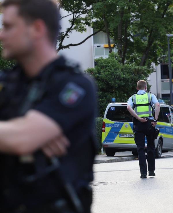 Streifenwagen der Polizei stehen in einem Wohngebiet auf der Straße.