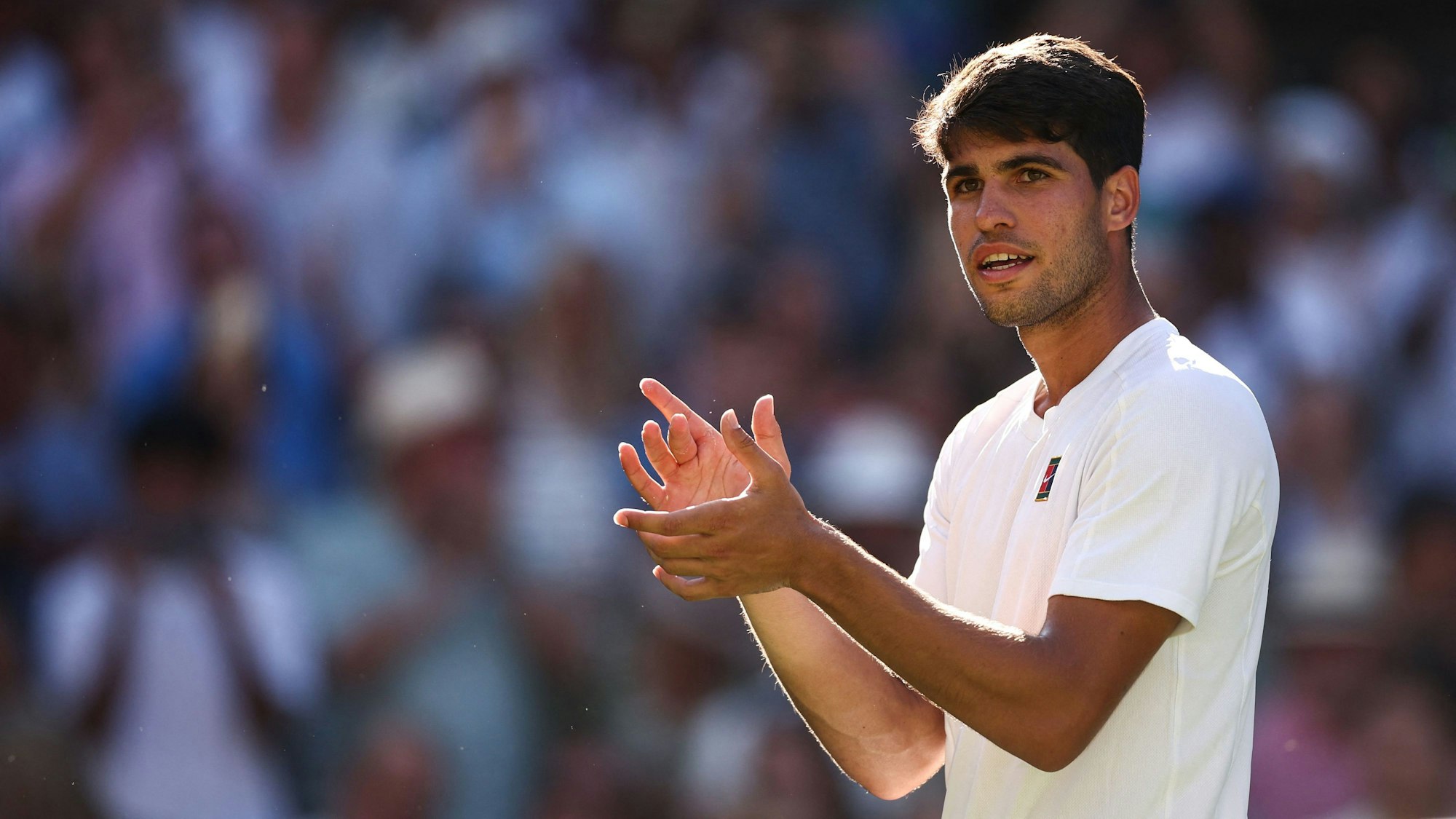 Carlos Alcaraz applaudiert.