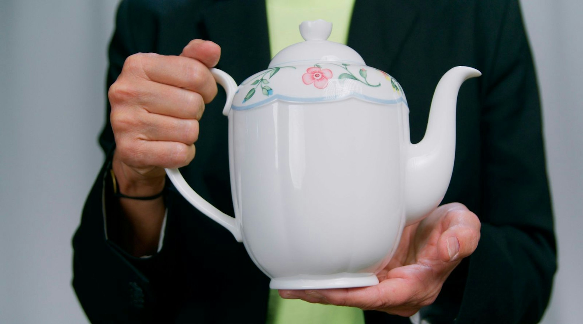 Das berühmte Kaffeeservice von Villeroy und Boch, das der DFB den Frauen zum EM-Titel 1989 schenkte, gab es wirklich. Zweite Wahl übrigens. Marion Isbert, Torhüterin und EM-Siegtorschützin, holt es ab und zu für Gäste aus dem Schrank hervor. (Bild: © rbb/DOCDAYS)