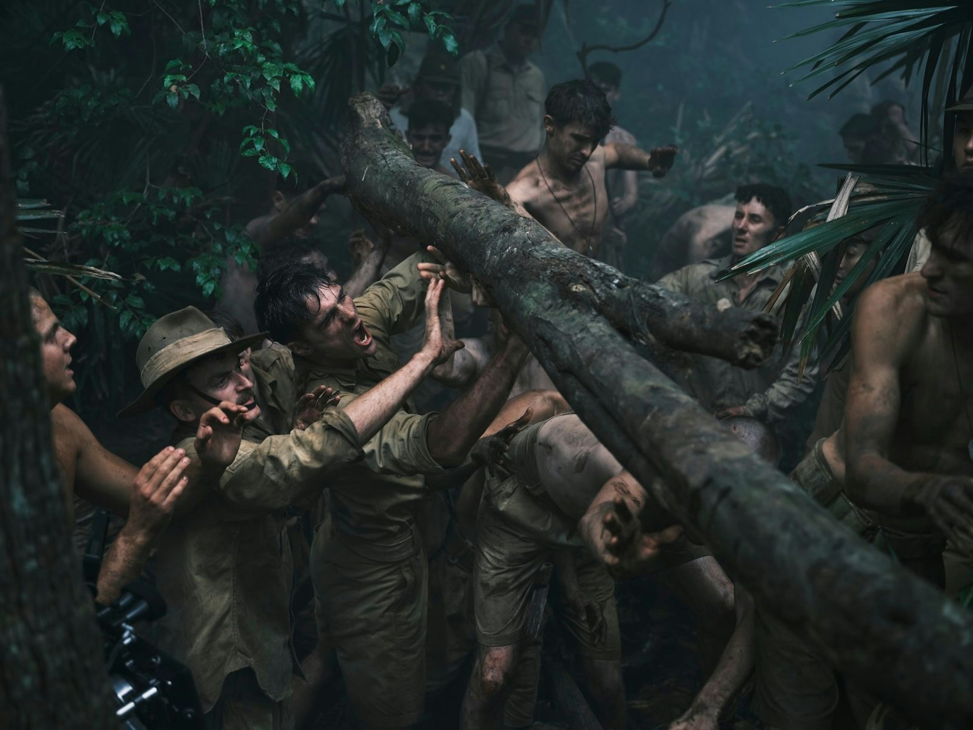 Im Kriegsgefangenenlager müssen die Australier unter unmenschlichen Bedingungen eine Eisenbahnstrecke durch den burmesischen Dschungel bauen. (Bild: Sky/Ingvar Kenne/Curio/Sony Pictures Television)