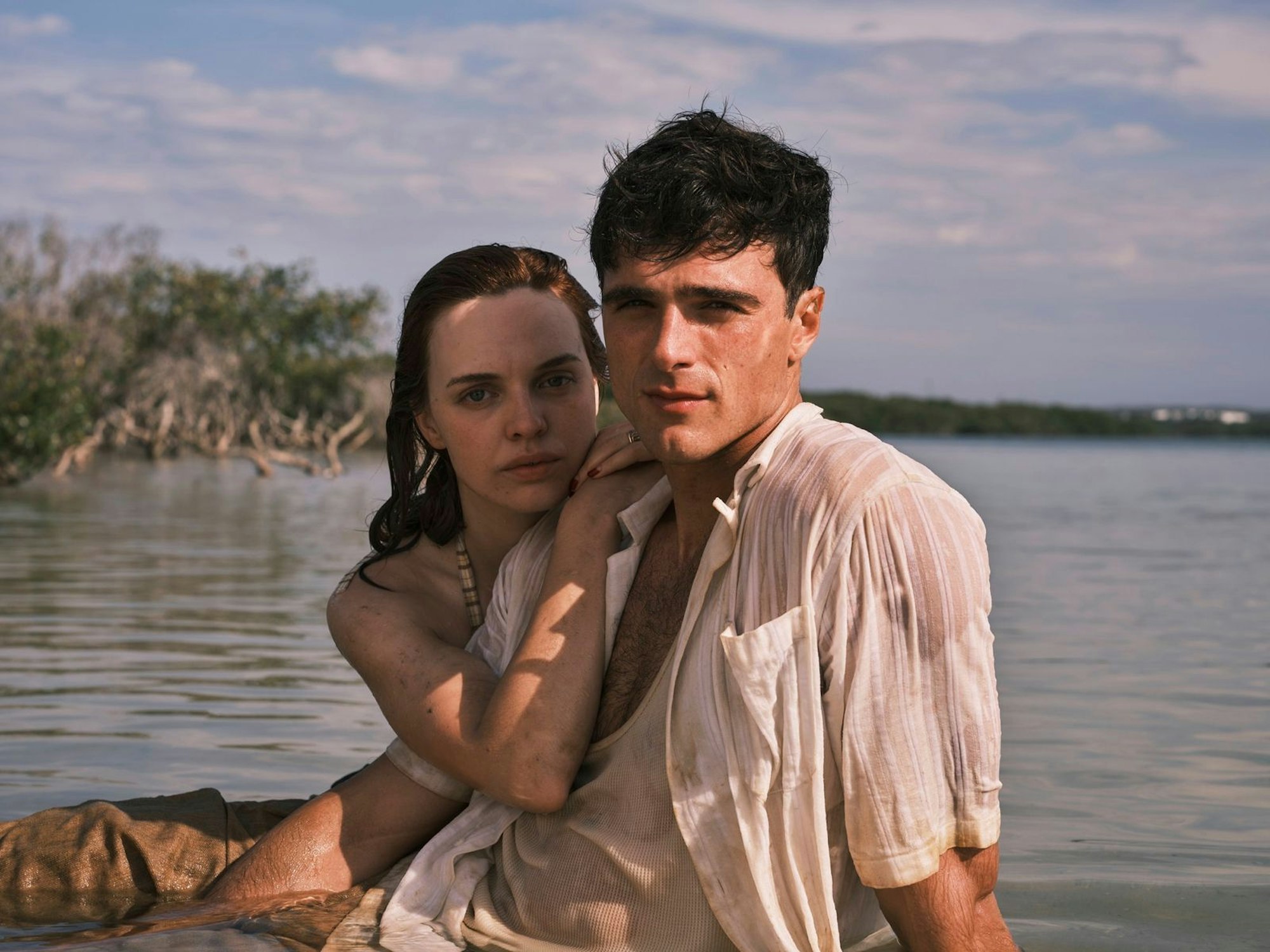 Kurz bevor Dorrigo Evans (Jacob Elordi) in den Krieg zieht, beginnt er eine leidenschaftliche Affäre mit Amy (Odessa Young), der Frau seines Onkels. (Bild: Sky/Ingvar Kenne/Curio/Sony Pictures Television)