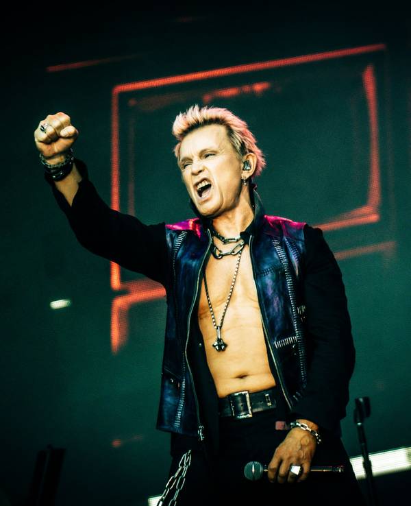 Billy Idol reckt die Faust auf der Bühne.