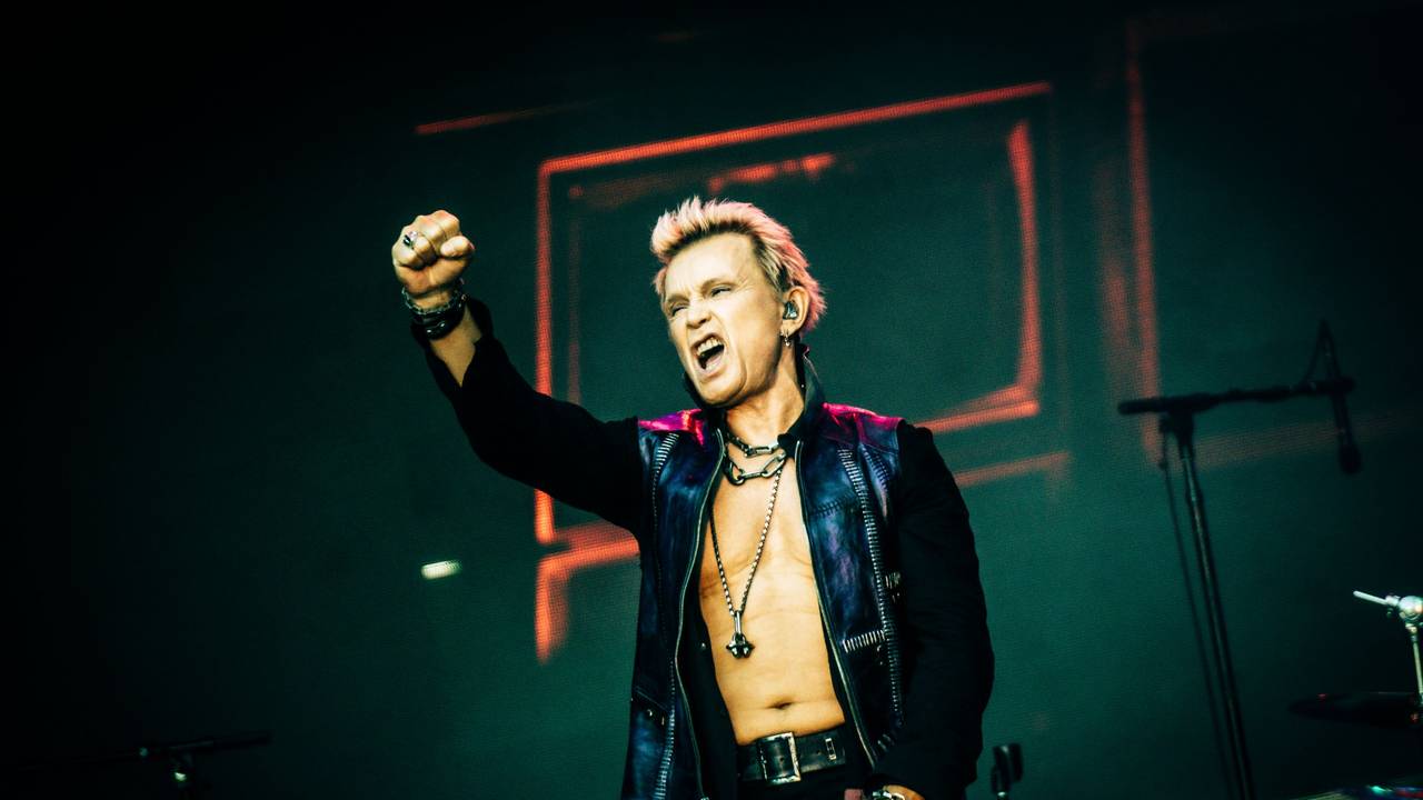 Billy Idol reckt die Faust auf der Bühne.