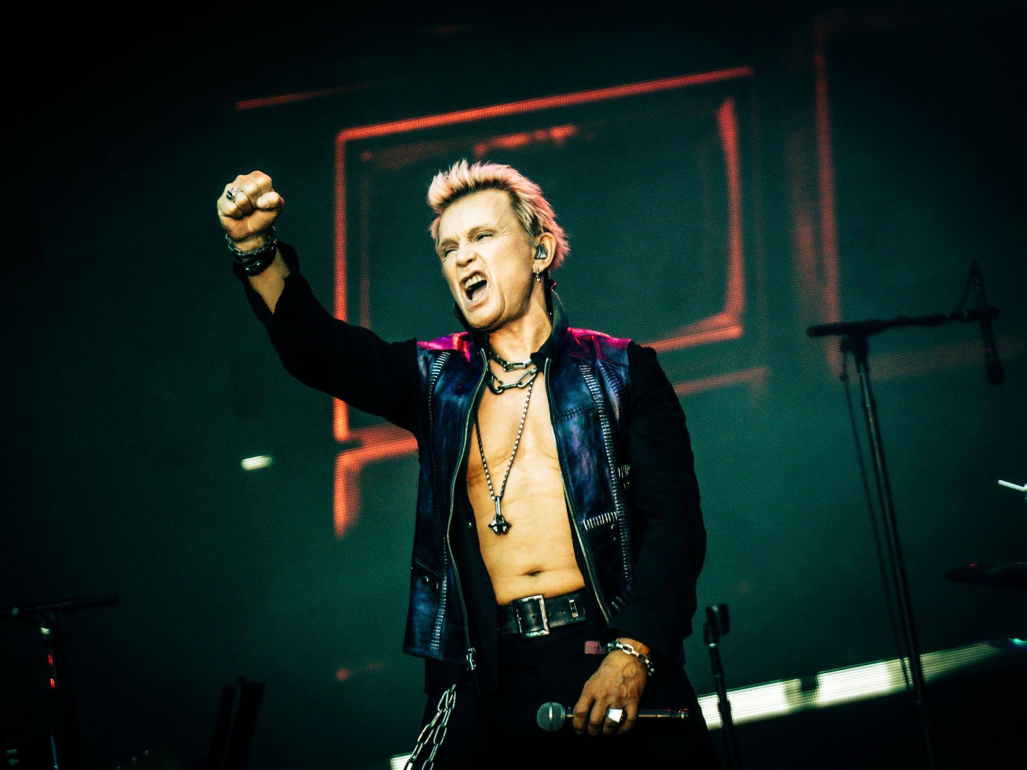 Billy Idol reckt die Faust auf der Bühne.
