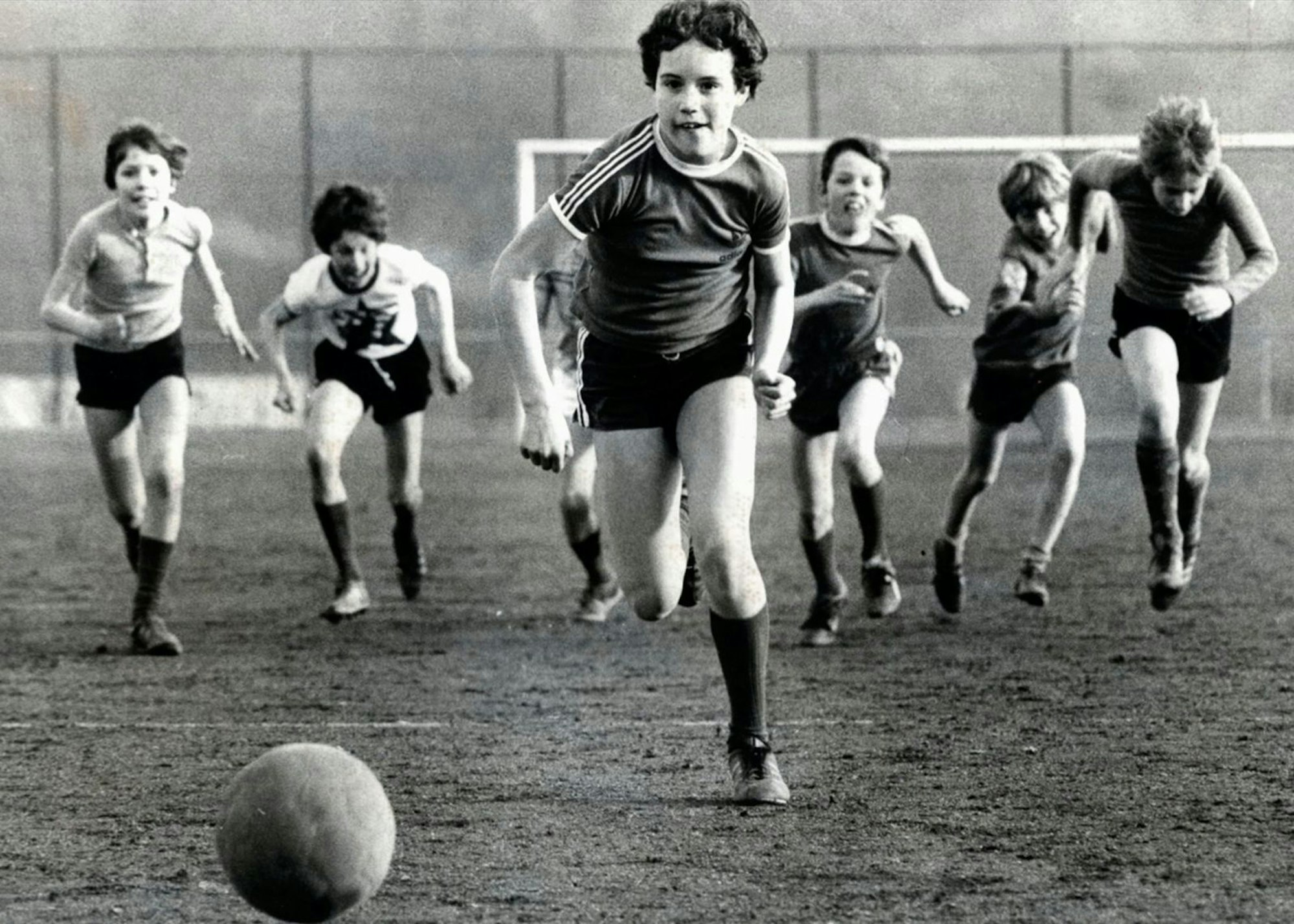 Dokumentarfilm „Mädchen können kein Fußball spielen“: Ausnahmetalent Birgit Bormann, heute 60 Jahre alt, beim Fußballspielen Mitte der 70-er. Sie war immer die Beste - auch unter Jungs. Ein Länderspiel bestritt Birgit 1982 als 17-Jährige. Wegen einer Burnout-Erkrankung mit langem Klinikaufenthalt hängte sie den Fußball danach früh an den Nagel. (Bild: © rbb/Brigit Dahlke)