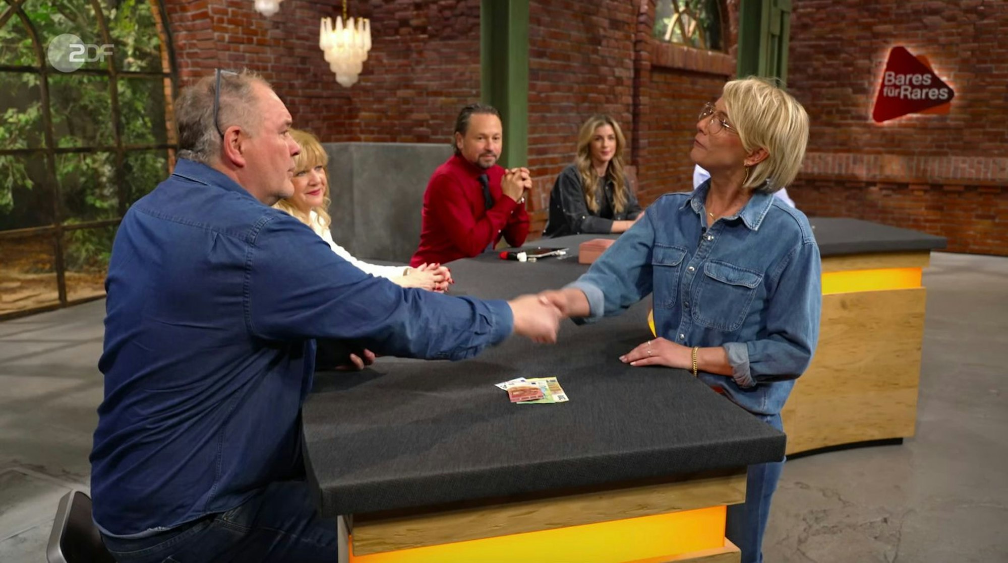 „Das ist schon viel Geld für sowas Kleines, aber die ist cool“, fand Lehnertz und erhielt für 330 Euro den Zuschlag der Verkäuferin. (Bild: ZDF)