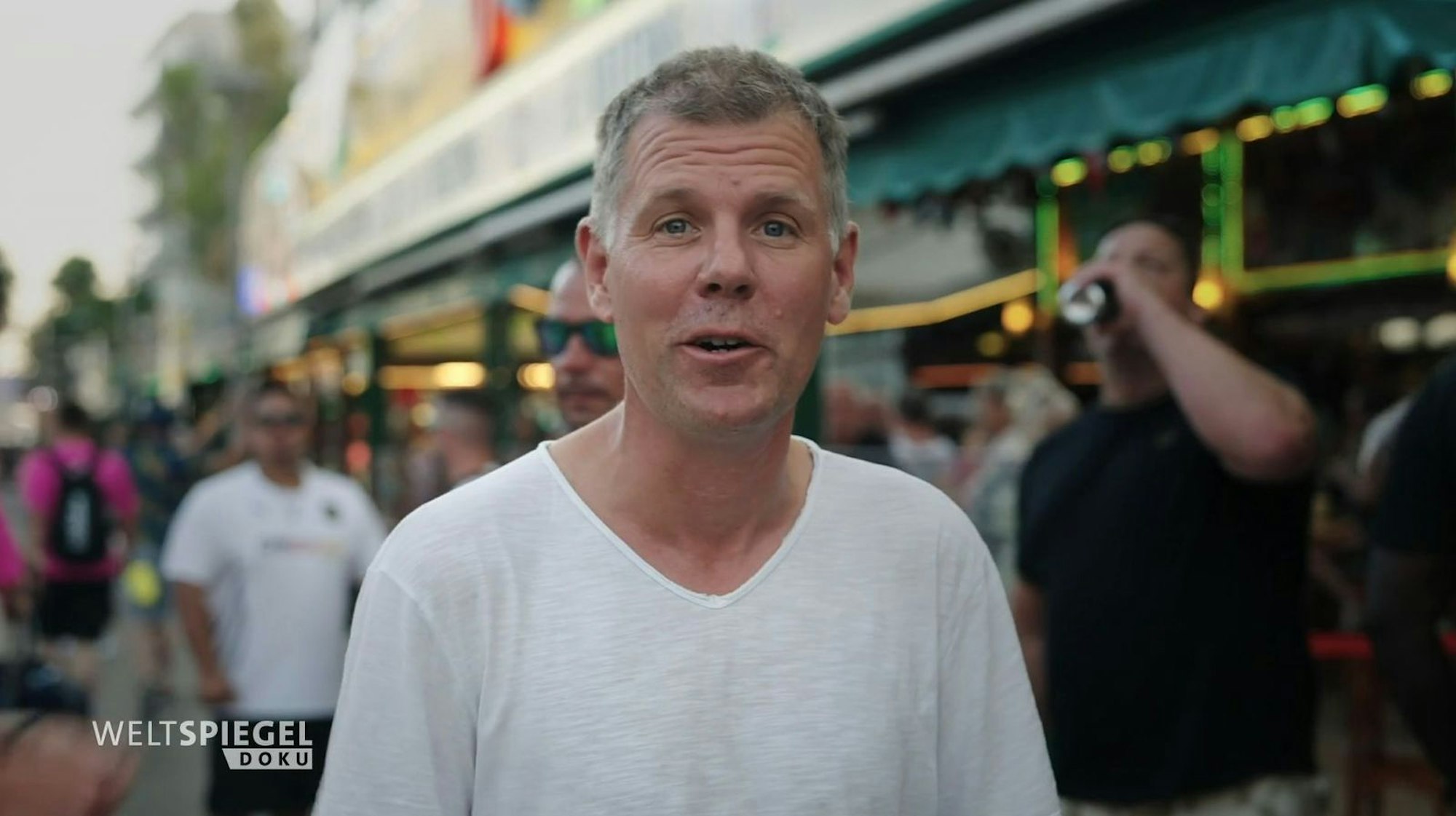 ARD-Korrespondent Sebastian Kisters schaute sich für seine Mallorca-Reportage auch am Ballermann um. Doch hier lauert nicht Mallorcas wahres Tourismus-Problem. (Bild: ARD / HR)