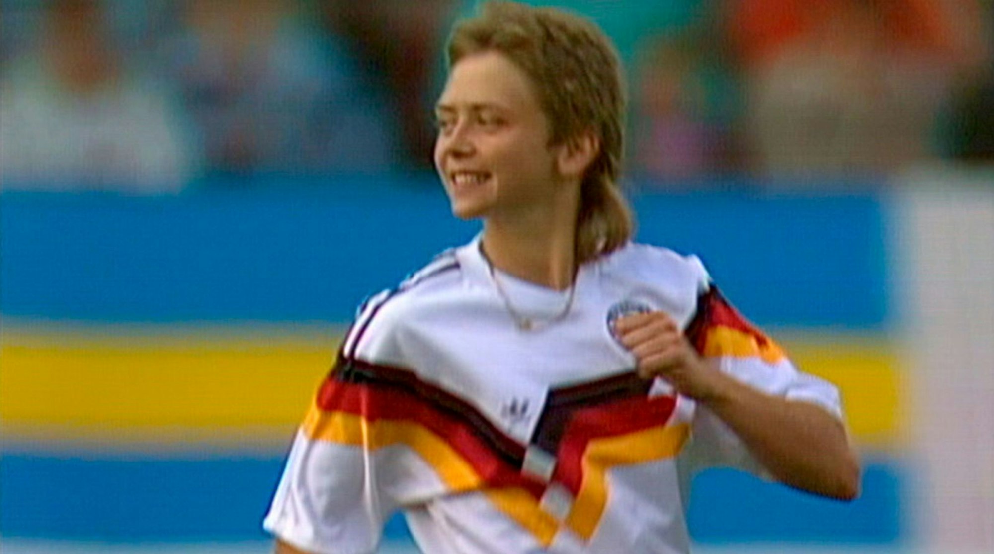 Die Bochumerin Petra Landers, Europameisterin 1989, erzählt, wie der Chef ihr die Teilnahme an der Heim-EM in Deutschland verbieten wollte - weil er selbst in Kur gehen müsse. „Es haben immer wieder Leute versucht, mir das zu nehmen, das mir am wertvollsten war“, sagt Landers heute mit 63 Jahren. (Bild: © rbb/WDR Sport Extra)