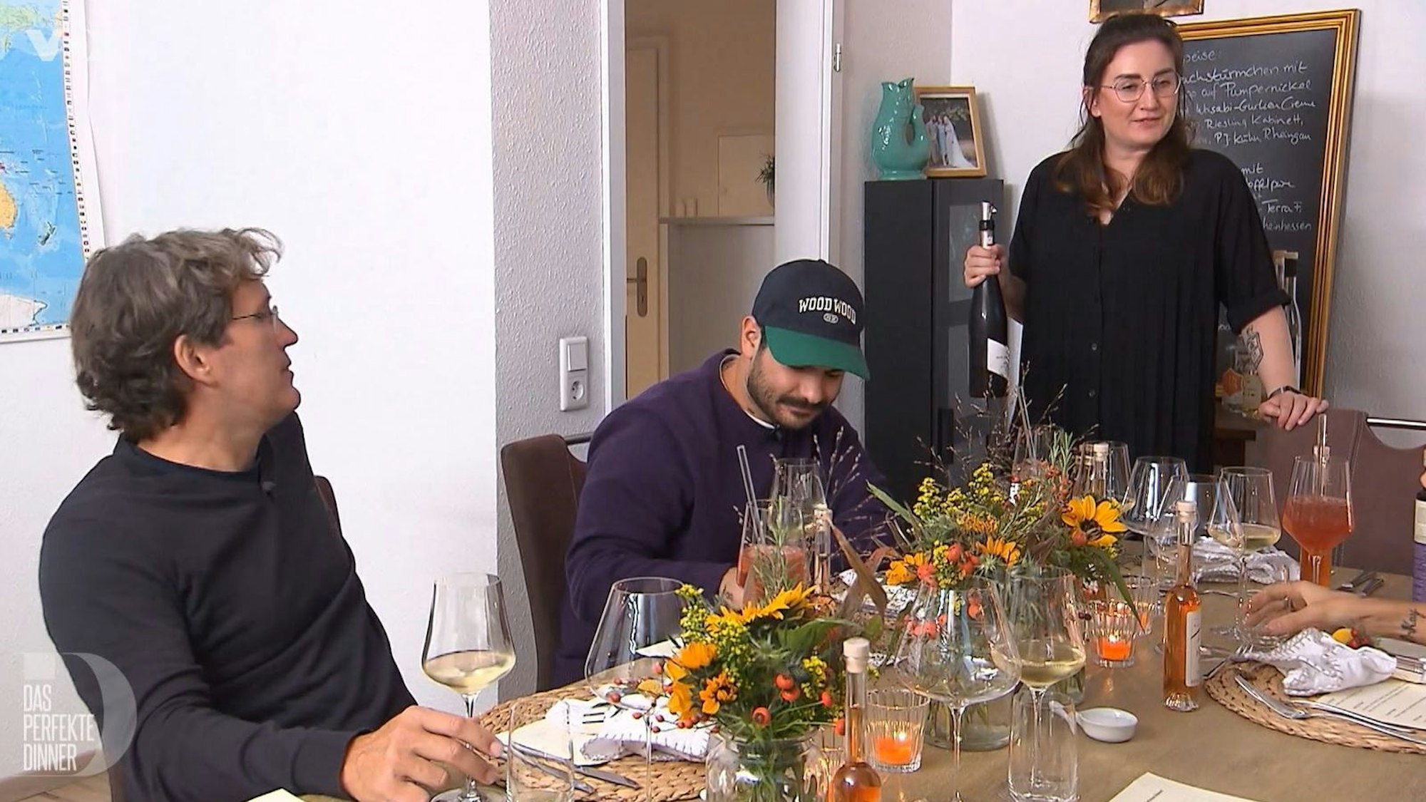 Sommelière Eva füllt ihre Gäste schon vor dem ersten Gang mit Wein und Spirituosen ab.
(Bild: RTL)