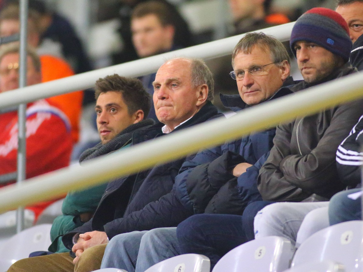 Uli Hoeneß und Michael Reschke sitzen auf der Tribüne neben Mehmet Scholl.