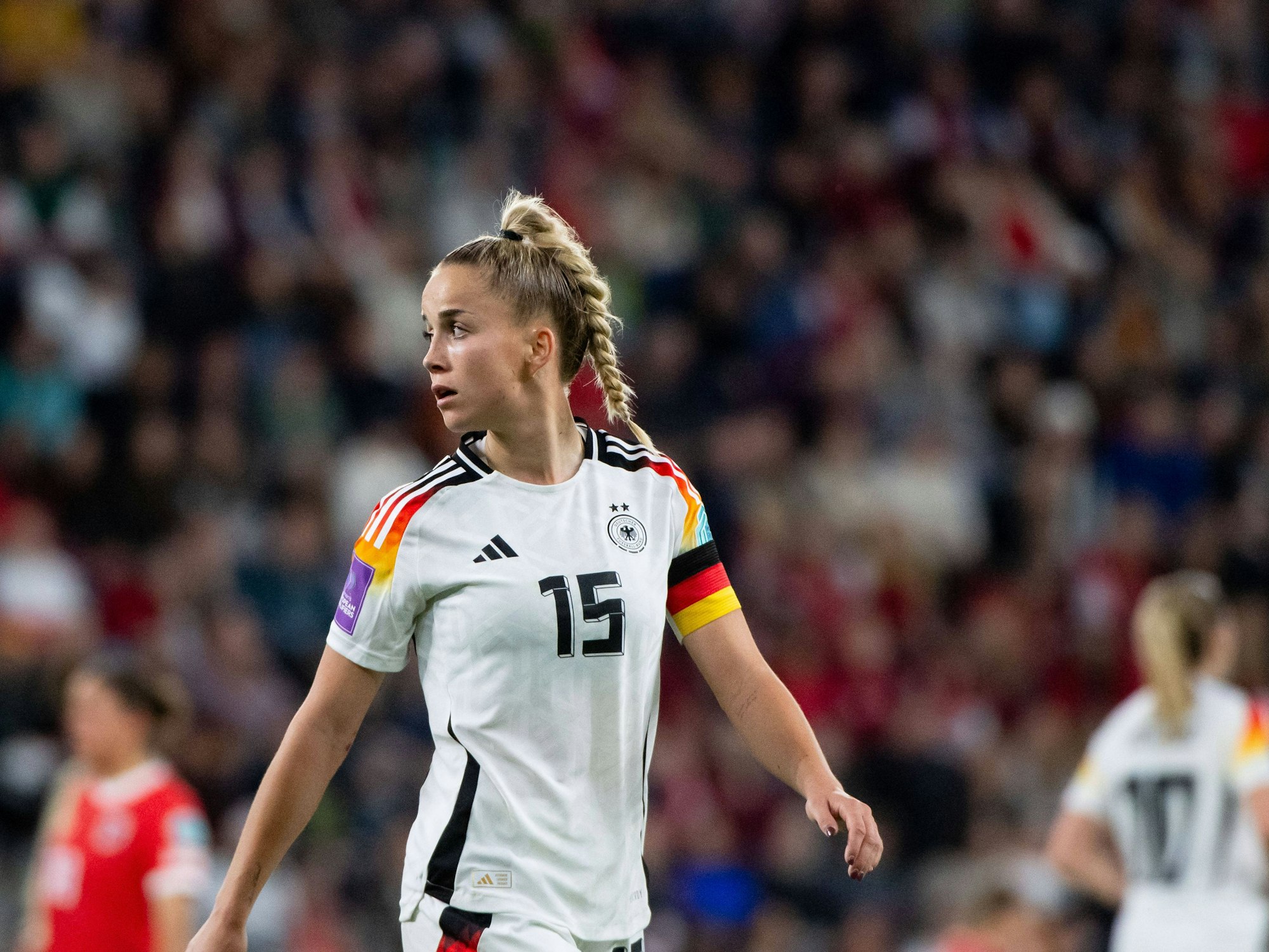 Giulia Gwinn mit Kapitänsbinde bei einem Länderspiel-