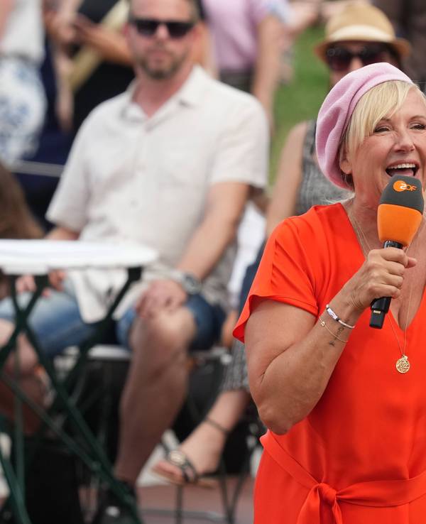 Von Mai bis Oktober ist Andrea Kiewel als Moderatorin im ZDF-„Fernsehgarten“ aktiv.