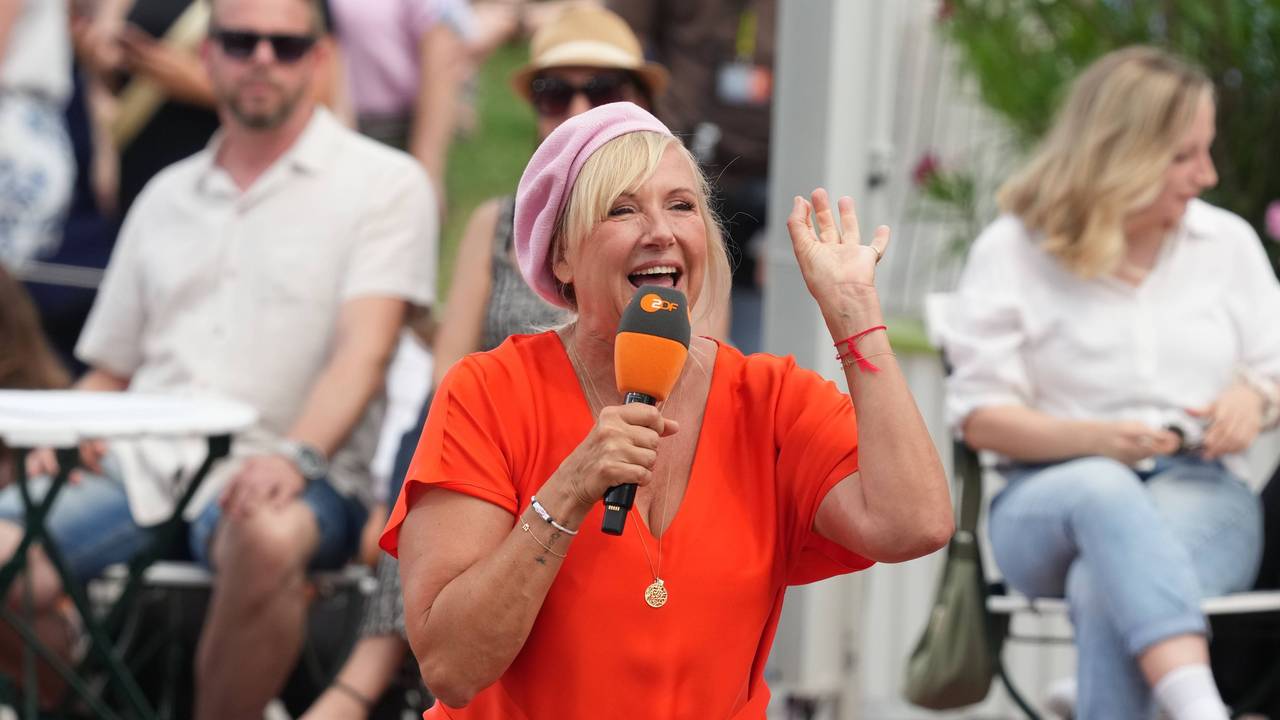 Von Mai bis Oktober ist Andrea Kiewel als Moderatorin im ZDF-„Fernsehgarten“ aktiv.