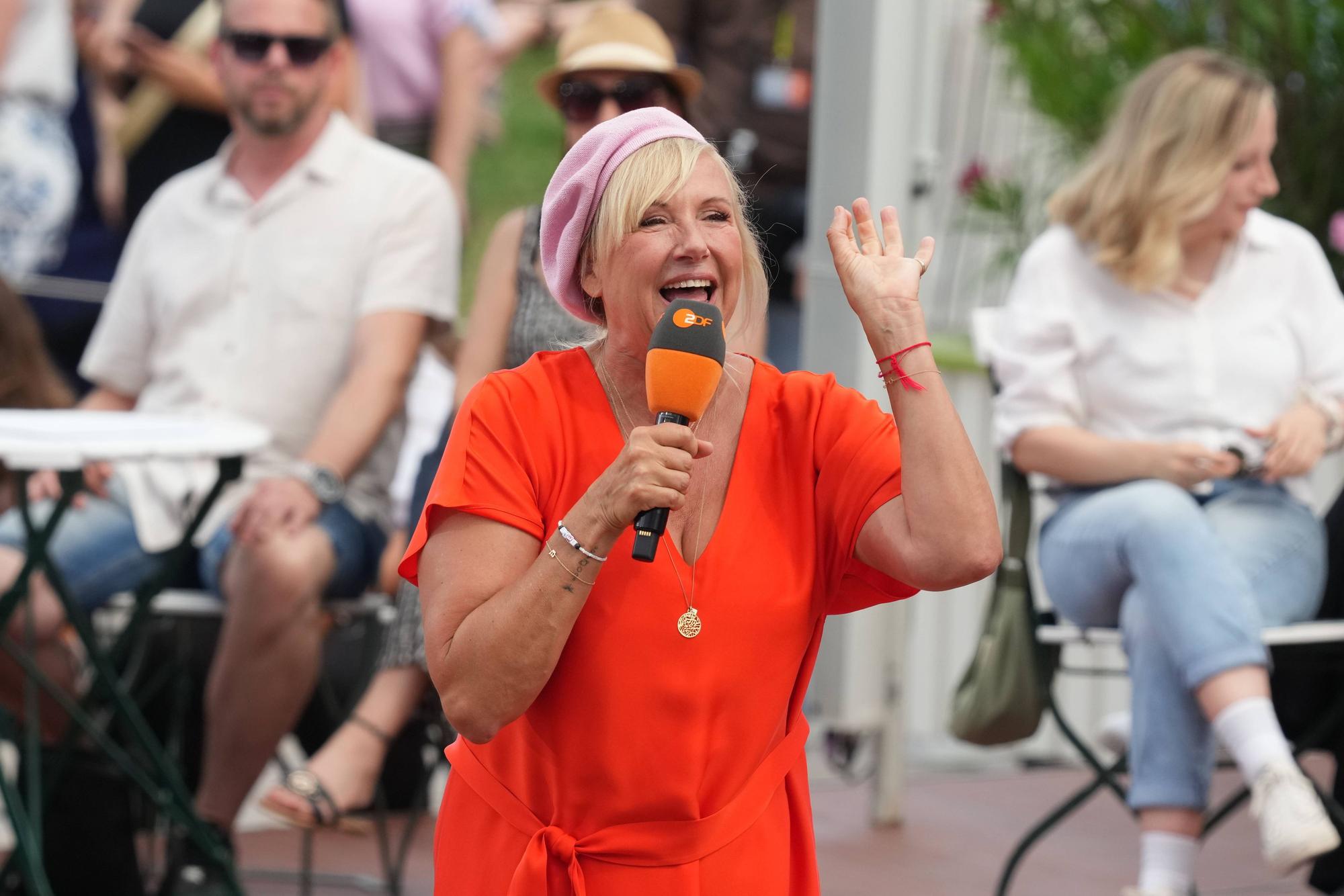 Von Mai bis Oktober ist Andrea Kiewel als Moderatorin im ZDF-„Fernsehgarten“ aktiv.