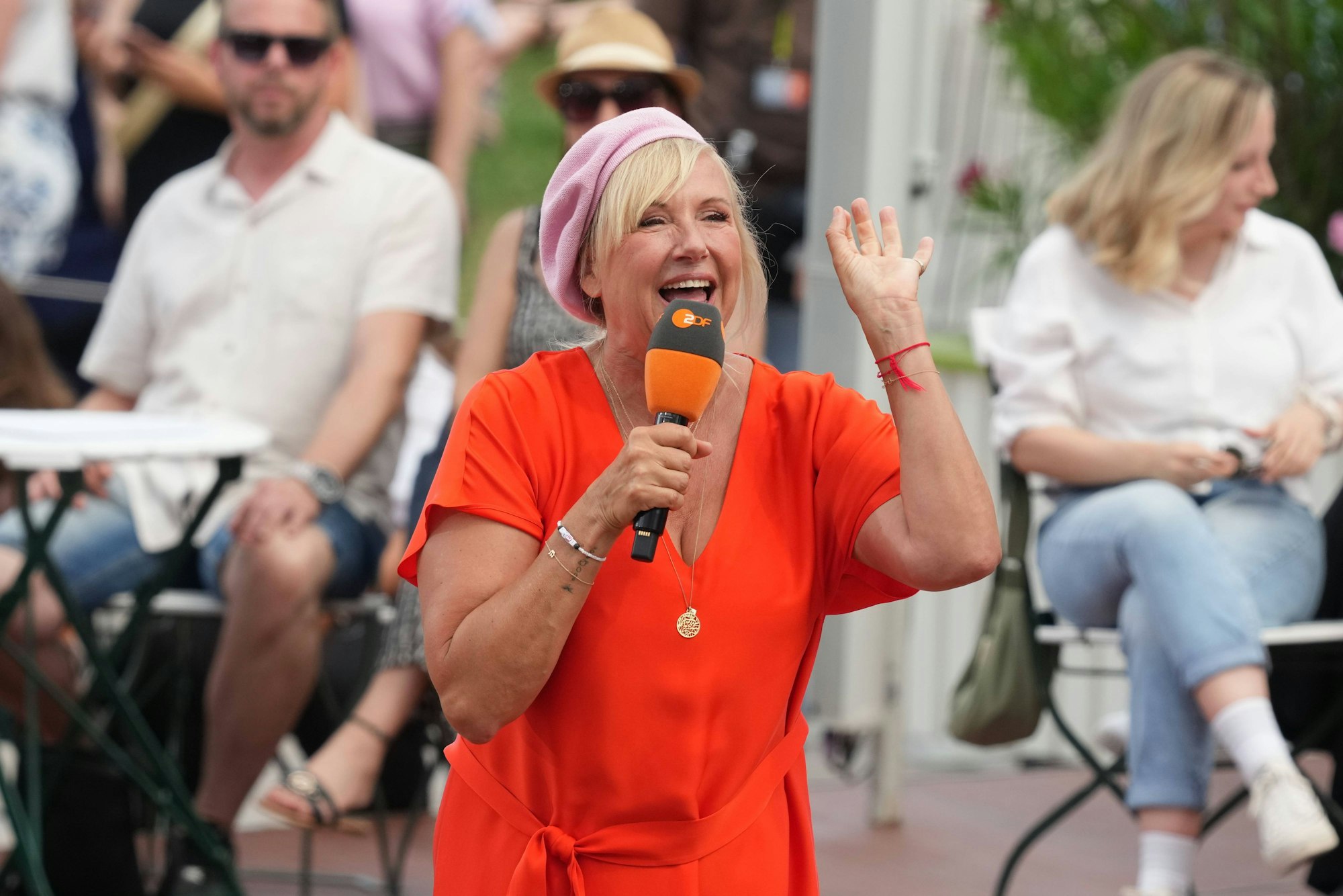 Von Mai bis Oktober ist Andrea Kiewel als Moderatorin im ZDF-„Fernsehgarten“ aktiv.