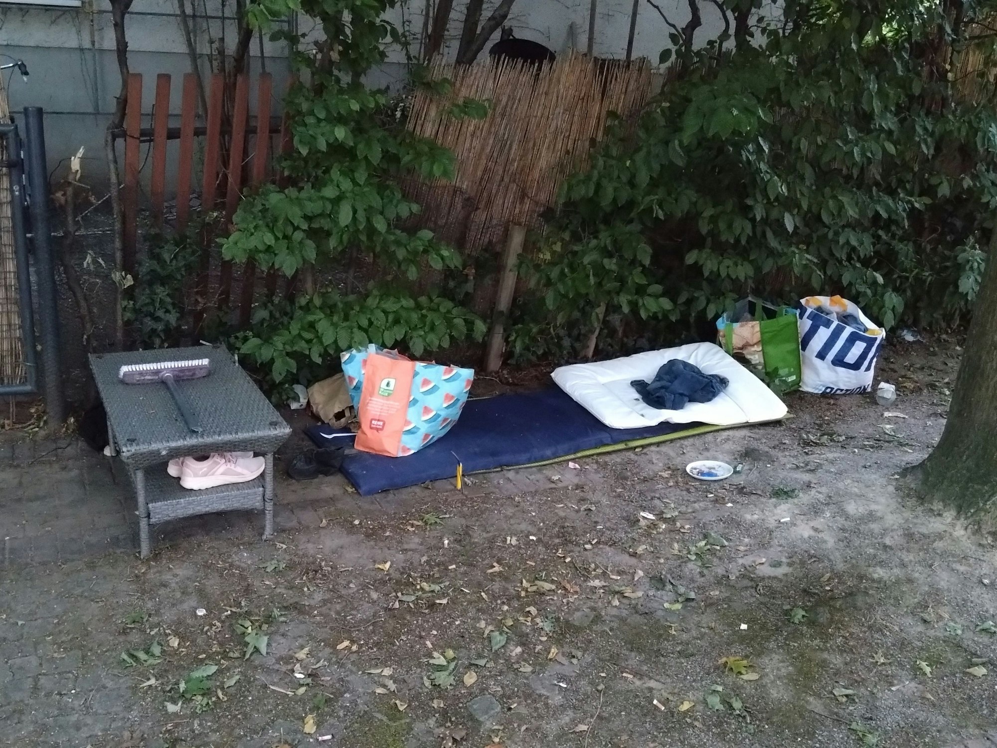 Ein Bett liegt in einem Park.