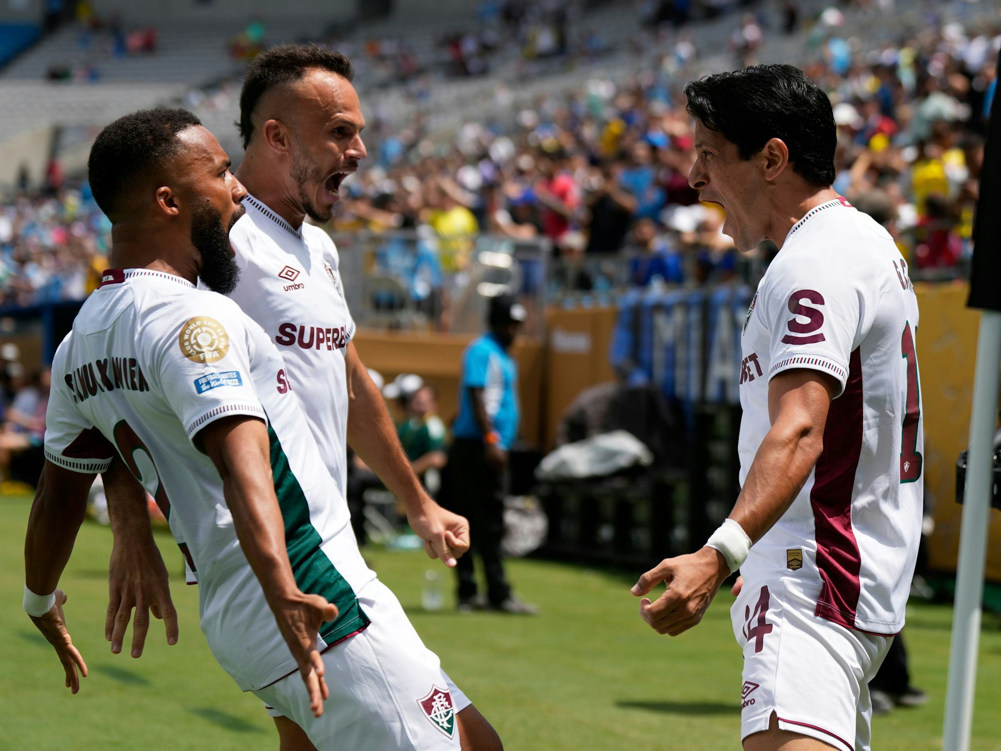 Fluminenses German Cano (r) jubelt mit den Teamkollegen über seinen Treffer zum 0:1.