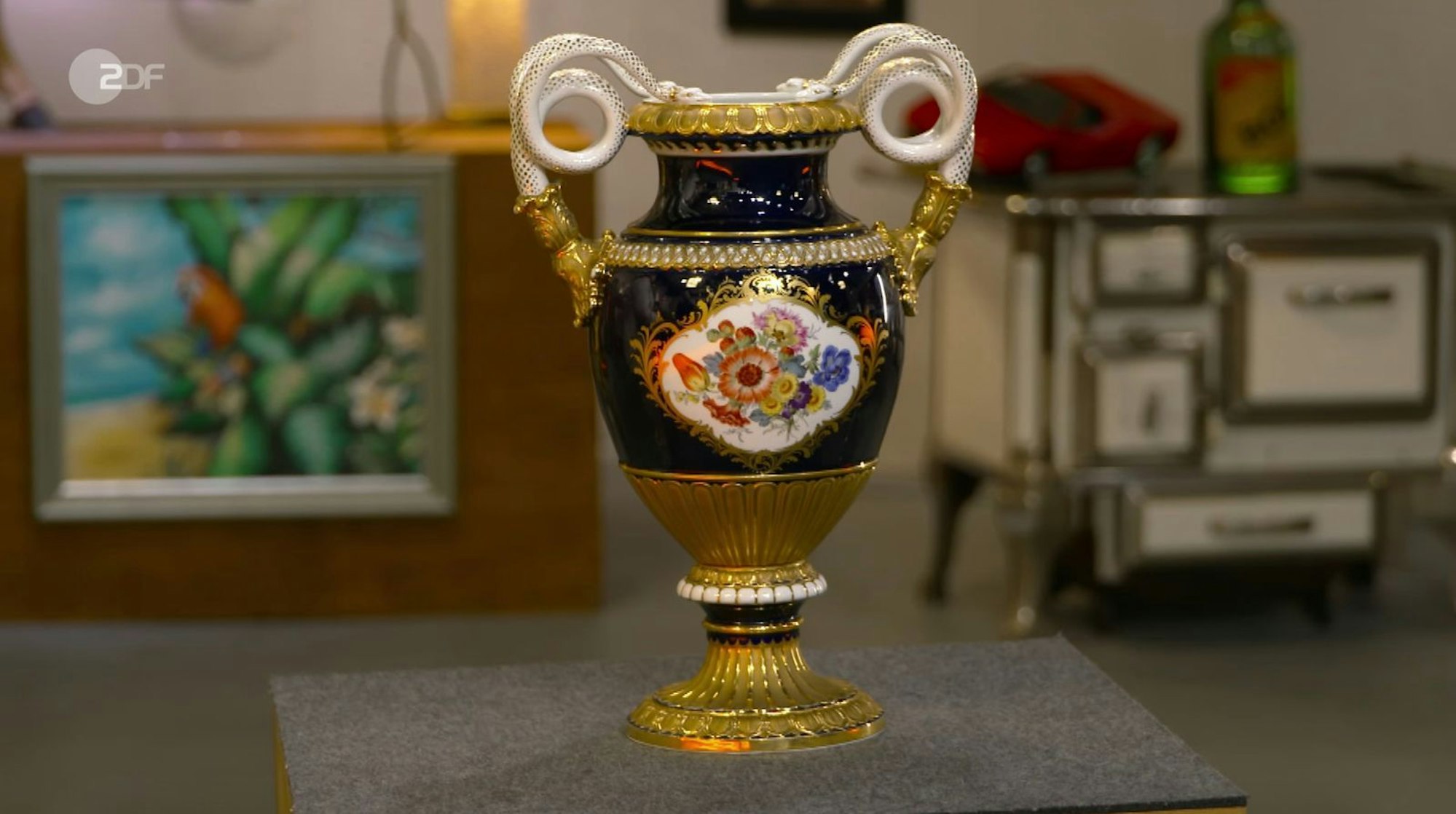 Eine pompöse Vase (1924 bis 1934) war laut Bianca Berding „der Verkaufsschlager von Meissen“.
(Bild: ZDF)