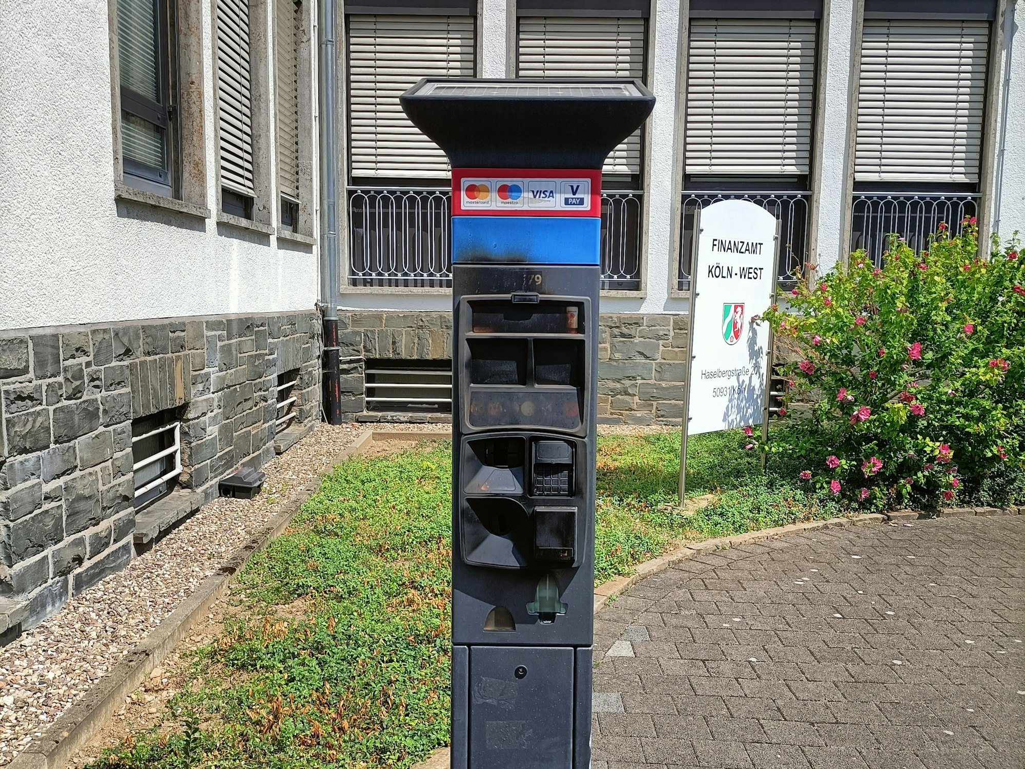 Ein verbrannter Parkscheinautomat.